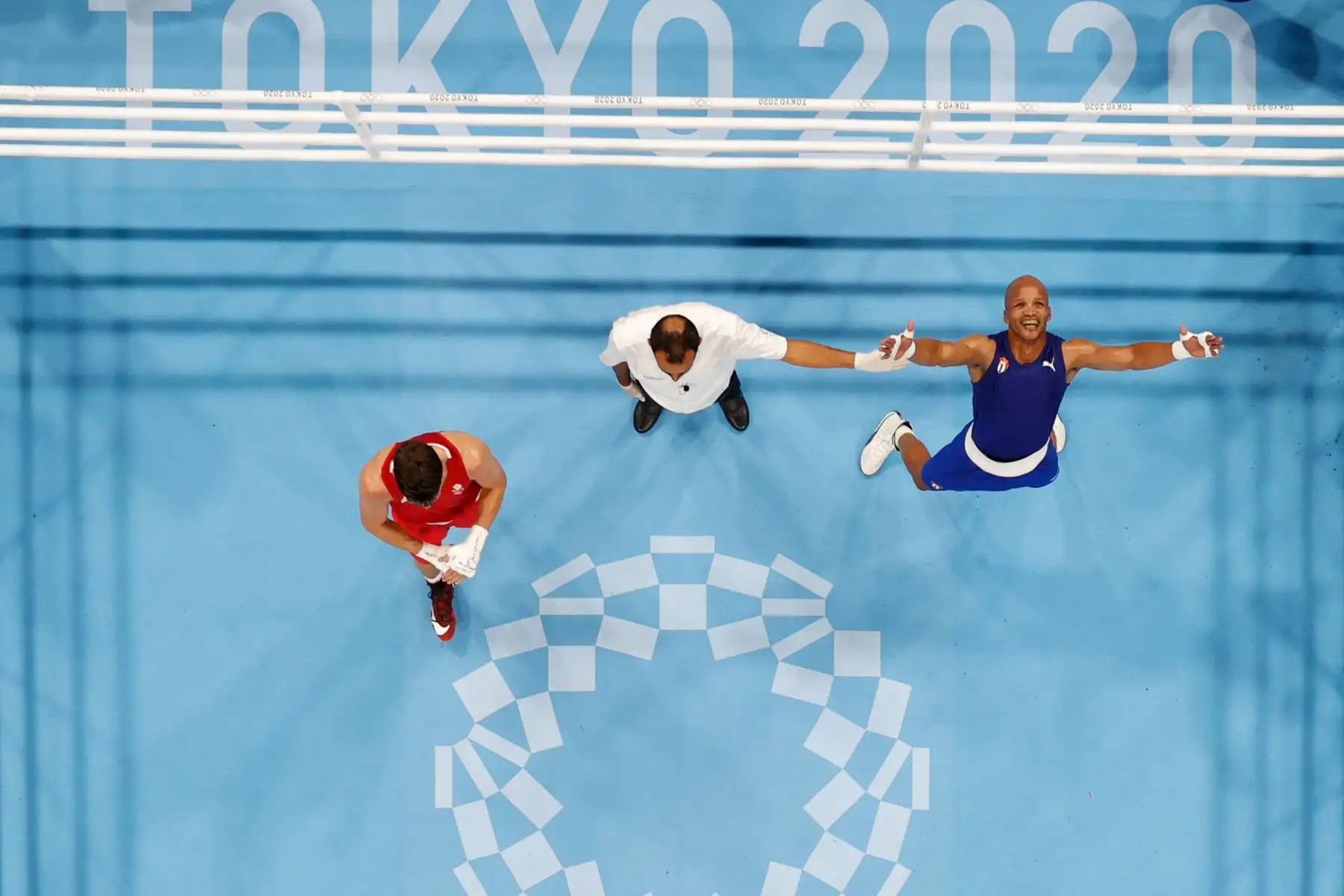 Una descripción general muestra al cubano Roniel Iglesias celebrando después de ganar al británico Pat McCormack después de su pelea final de boxeo welter masculino (63-69 kg) durante los Juegos Olímpicos de Tokio 2020.

Foto: AFP