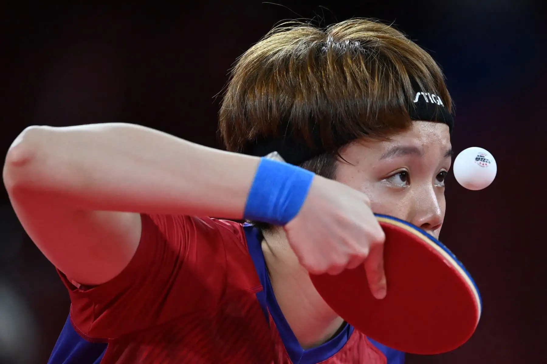 Doo Hoi-kem de Hong Kong sirve a Mima Ito de Japón durante el partido de tenis de mesa semifinal de su equipo femenino en el Gimnasio Metropolitano de Tokio durante los Juegos Olímpicos de Tokio 2020.

Foto: AFP