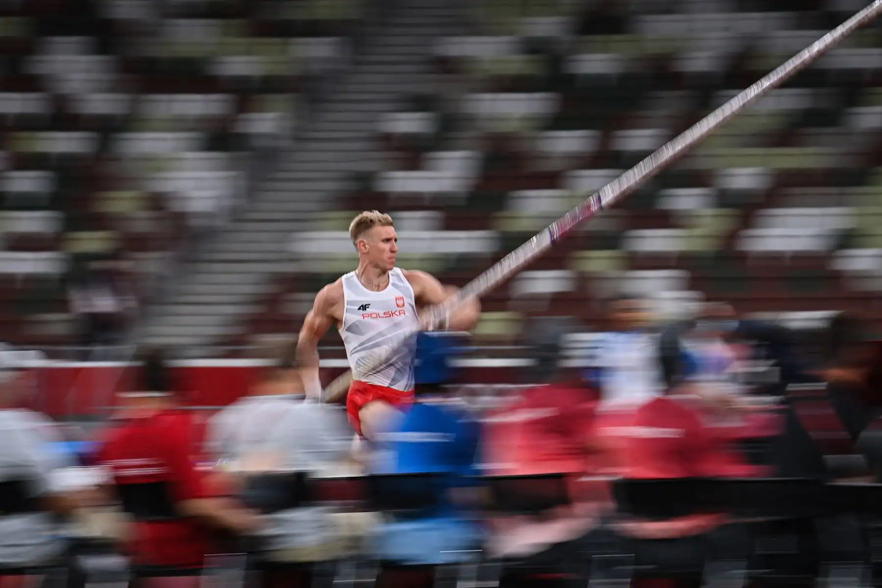 El polaco Piotr Lisek compite en la final de salto con pértiga masculino durante los Juegos Olímpicos de Tokio 2020.

Foto: AFP