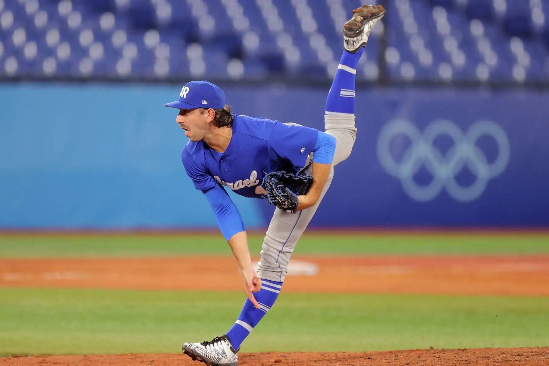 El relevista israelí Zachary Weiss lanza la pelota durante la sexta entrada del juego de repesca de la ronda 1 de béisbol de los Juegos Olímpicos de Tokio 2020 entre Israel y República Dominicana en el Estadio de Béisbol de Yokohama.

Foto: AFP
