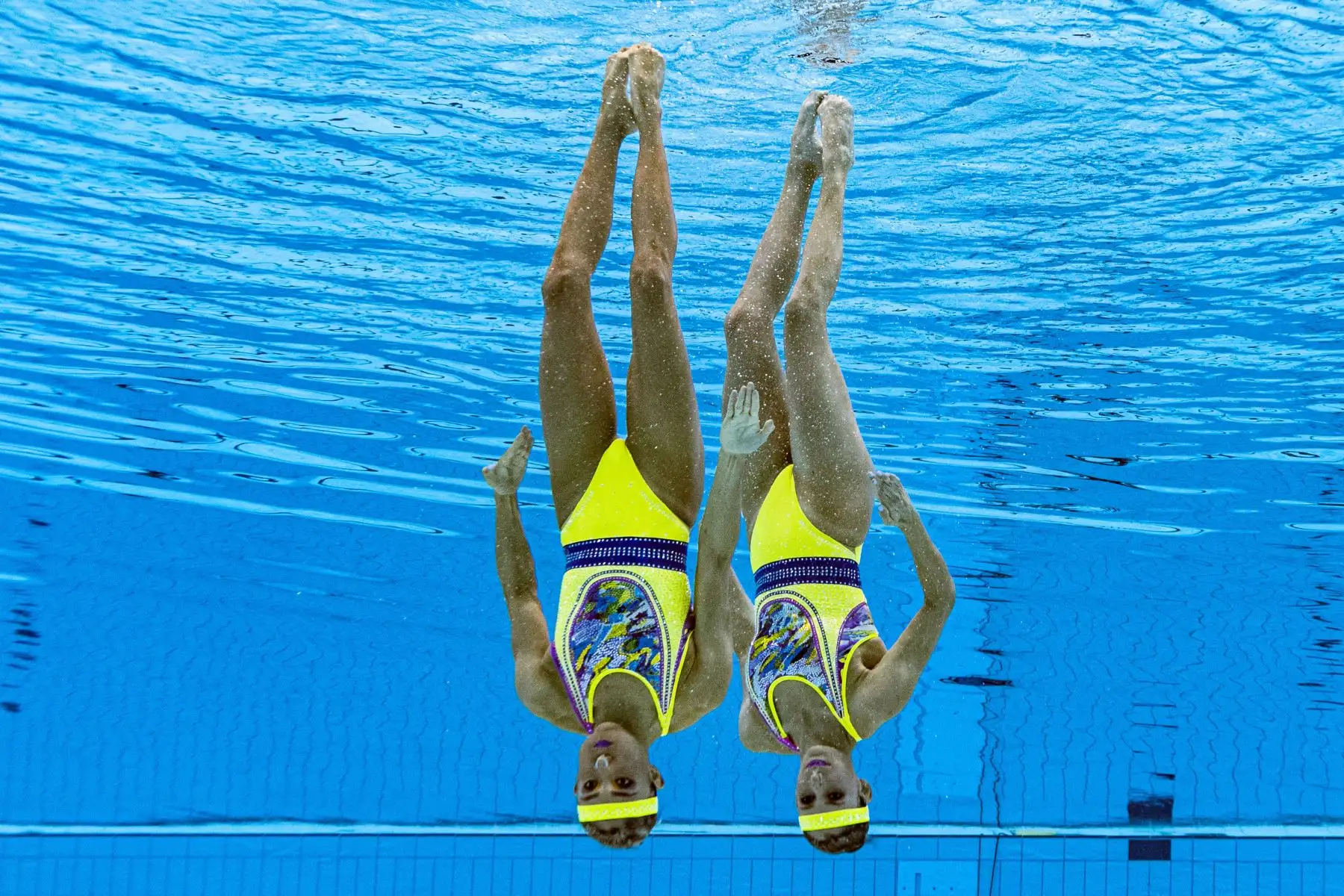 Una vista submarina muestra a la mexicana Nuria Diosdado García y la mexicana Joana Jiménez García mientras compiten en el evento de natación artística de rutina técnica de dúo femenino durante los Juegos Olímpicos de Tokio 2020.

Foto: AFP