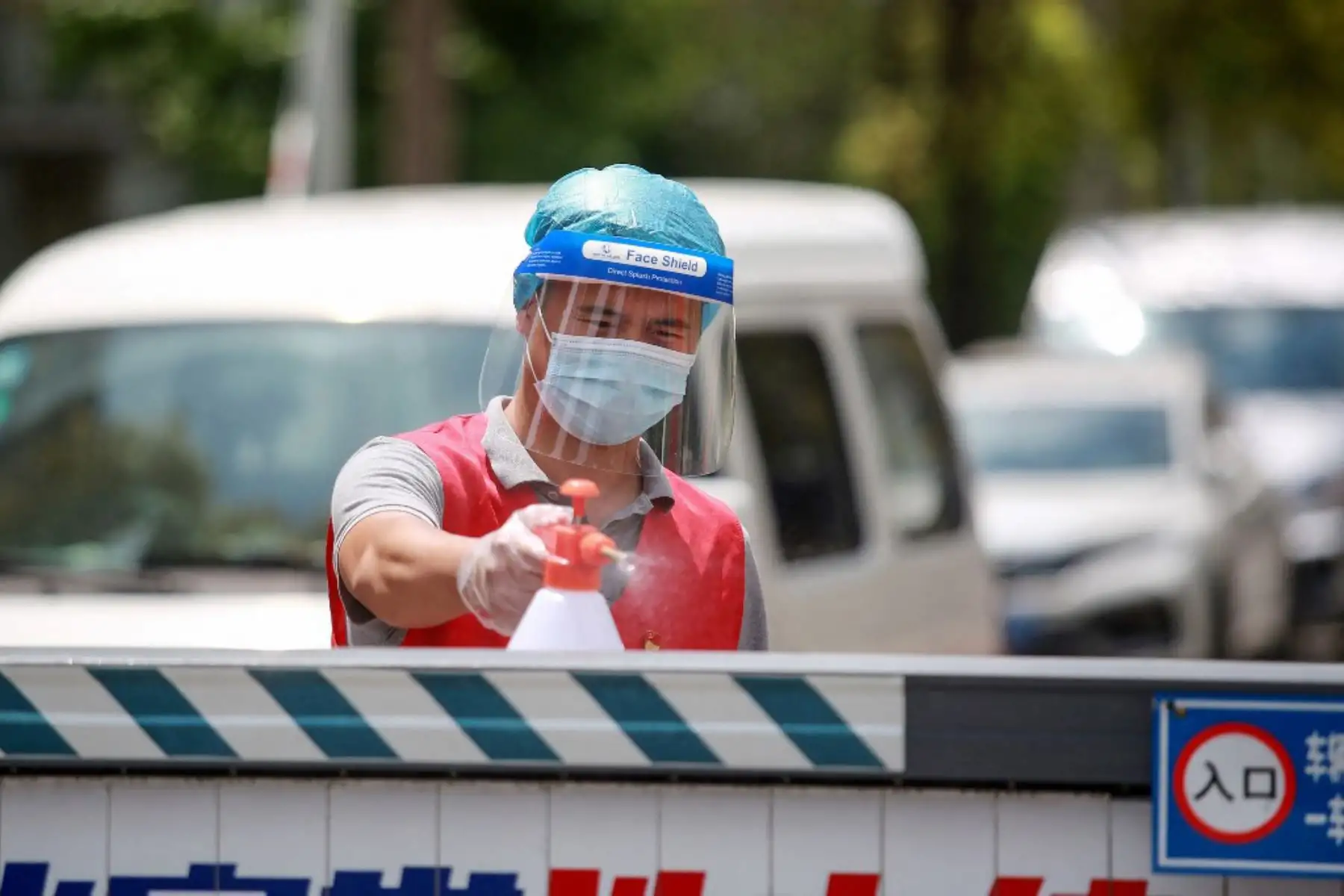 Un miembro del personal rocía desinfectante en un área residencial restringida debido al coronavirus Covid-19 en Yangzhou, en la provincia de Jiangsu, en el este de China

Foto:AFP
