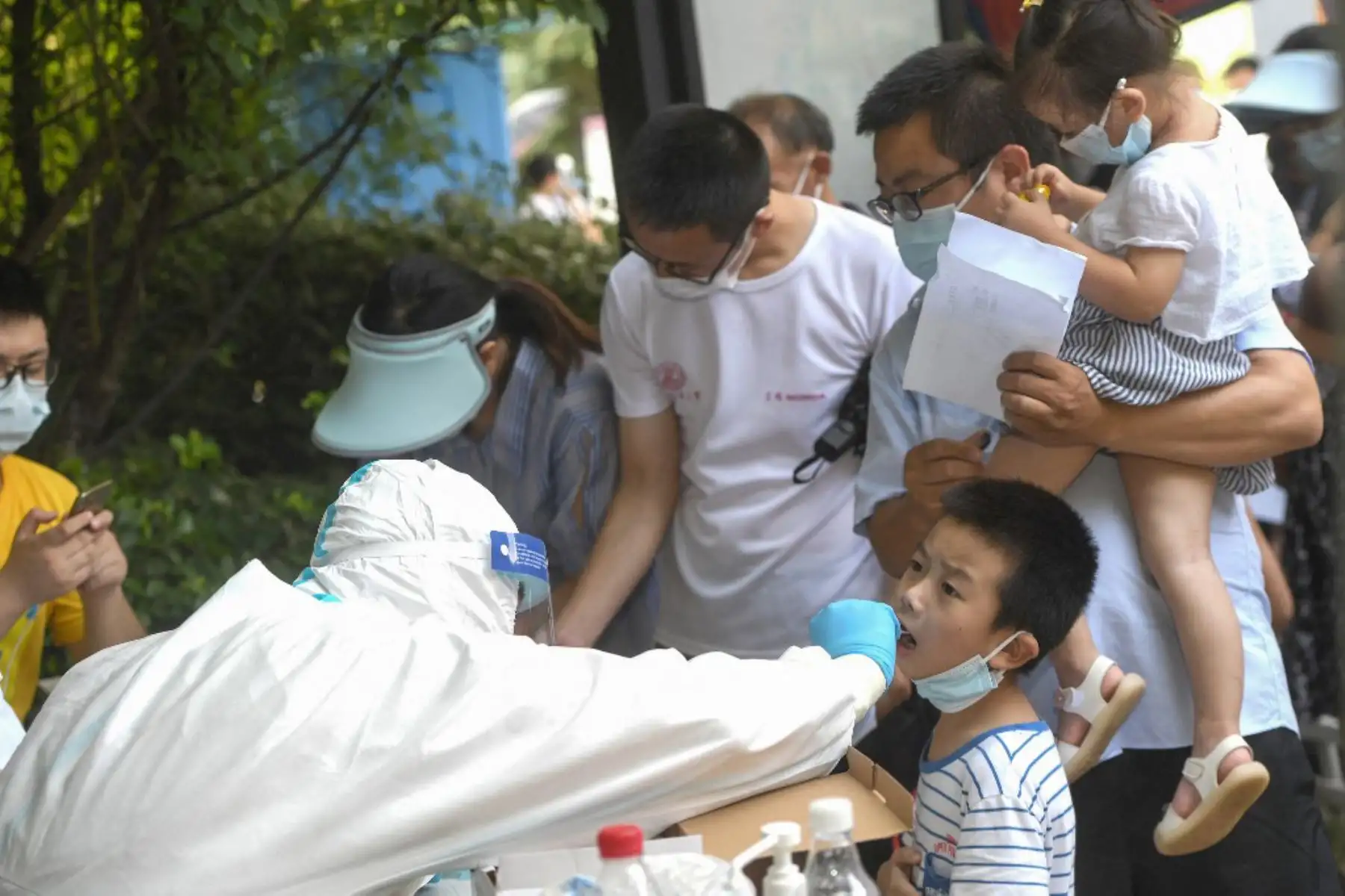 Un niño se hace una prueba de ácido nucleico para el coronavirus en Wuhan, en la provincia central de Hubei, en China

Foto:AFP