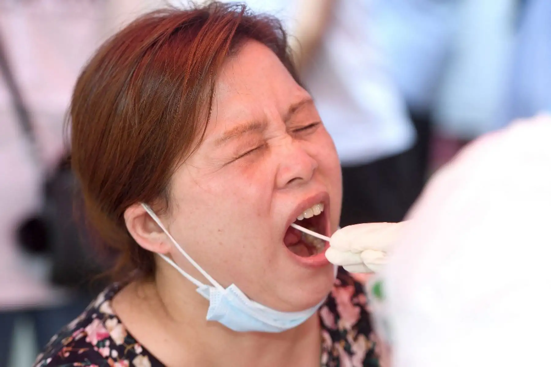 Una mujer se hace una prueba de ácido nucleico para el coronavirus en Wuhan, en la provincia central de Hubei, en China

Foto:AFP