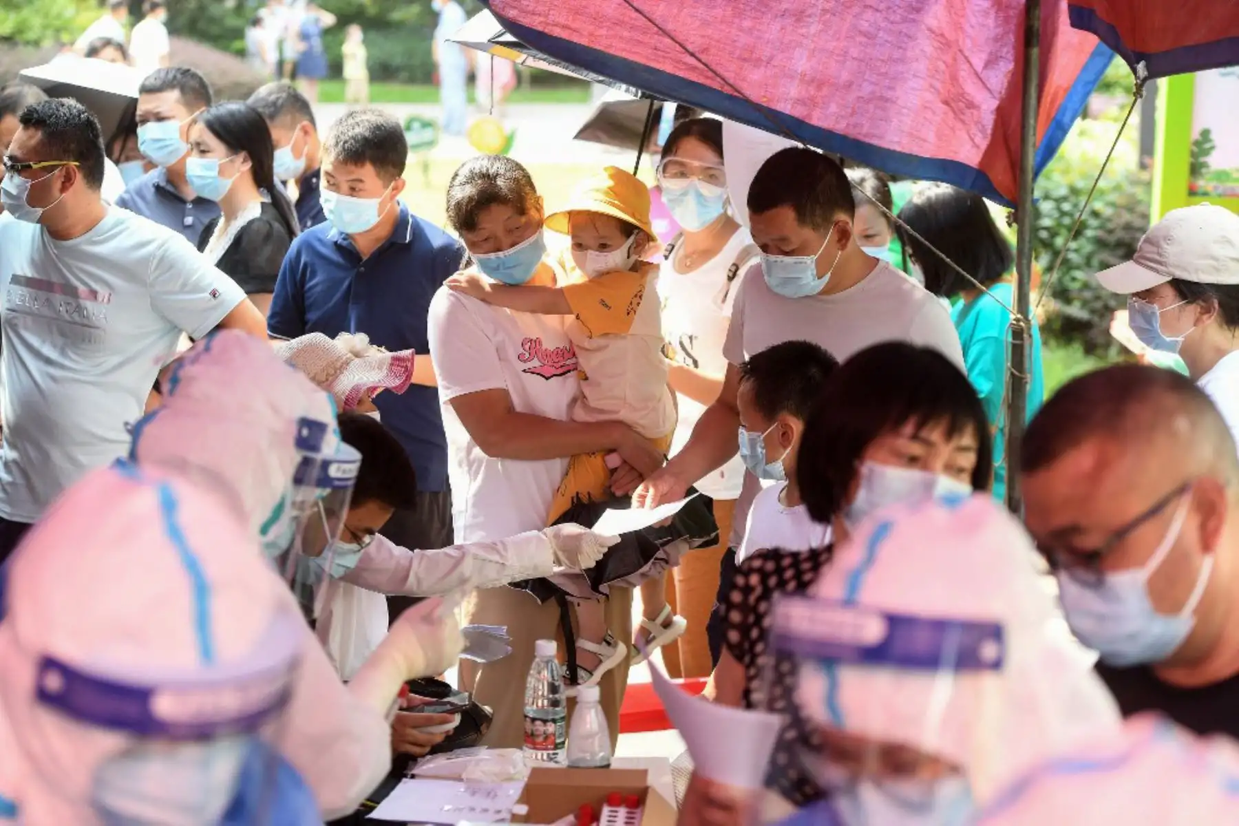 Residentes hacen cola para tomar pruebas de ácido nucleico para el coronavirus en Wuhan, en la provincia central de Hubei, en China, mientras la ciudad analiza a toda su población para detectar Covid-19

Foto:AFP