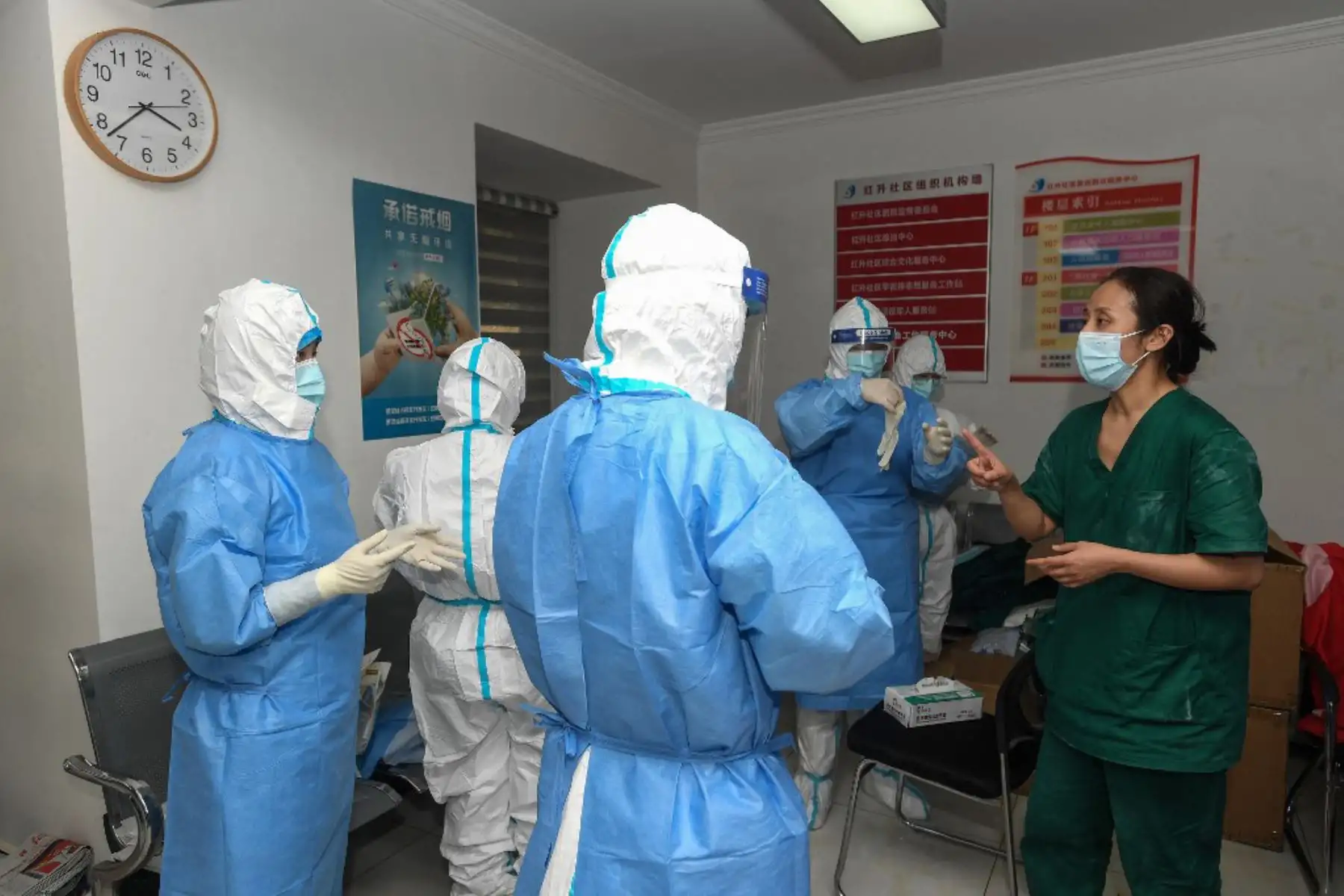 Los miembros del personal médico tienen una reunión mientras se preparan para realizar pruebas de ácido nucleico para detectar el coronavirus en Wuhan, en la provincia central de Hubei, en China

Foto:AFP