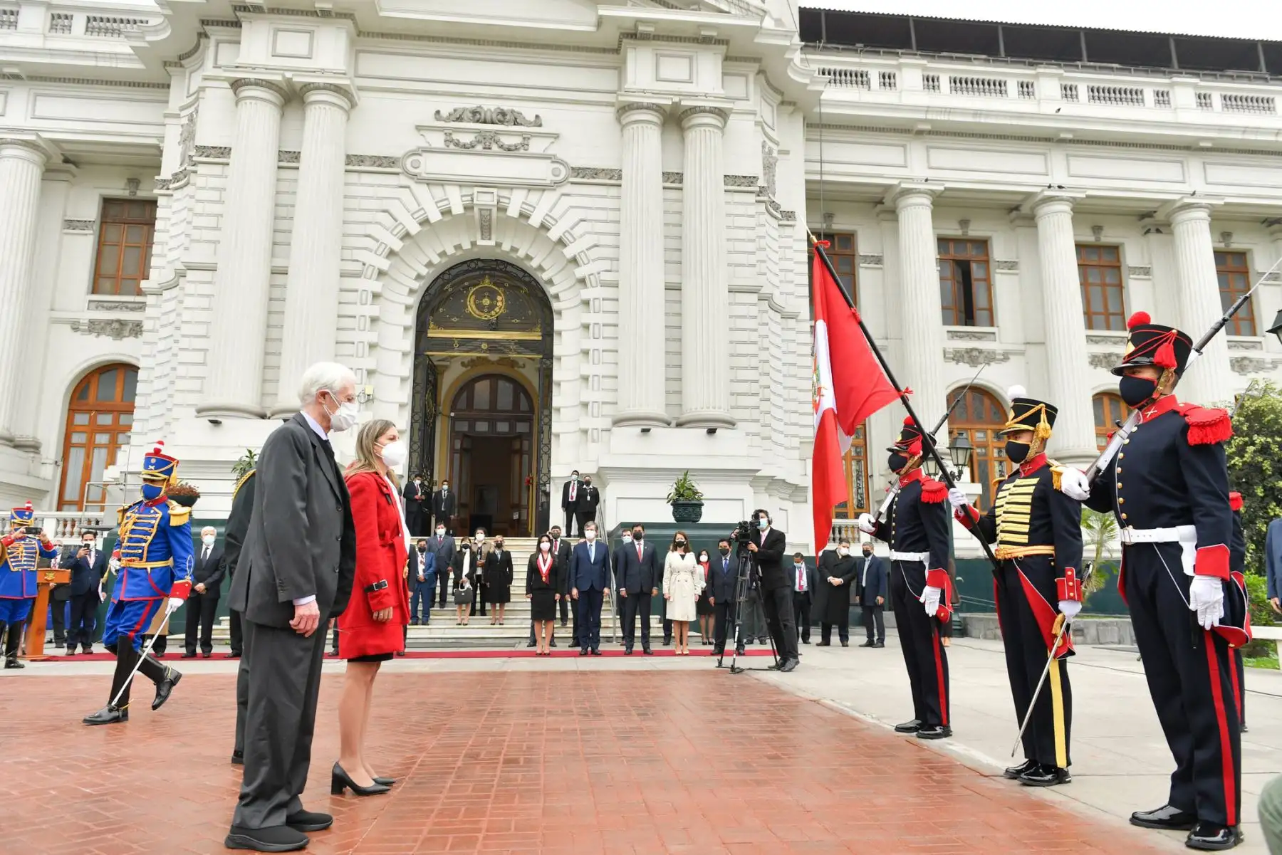 El canciller Héctor Béjar participó junto a la presidenta del Congreso, Maricarmen Alva, en la ceremonia de colocación de ofrendas florales ante el Monumento a José Faustino Sánchez Carrión, en el Congreso.