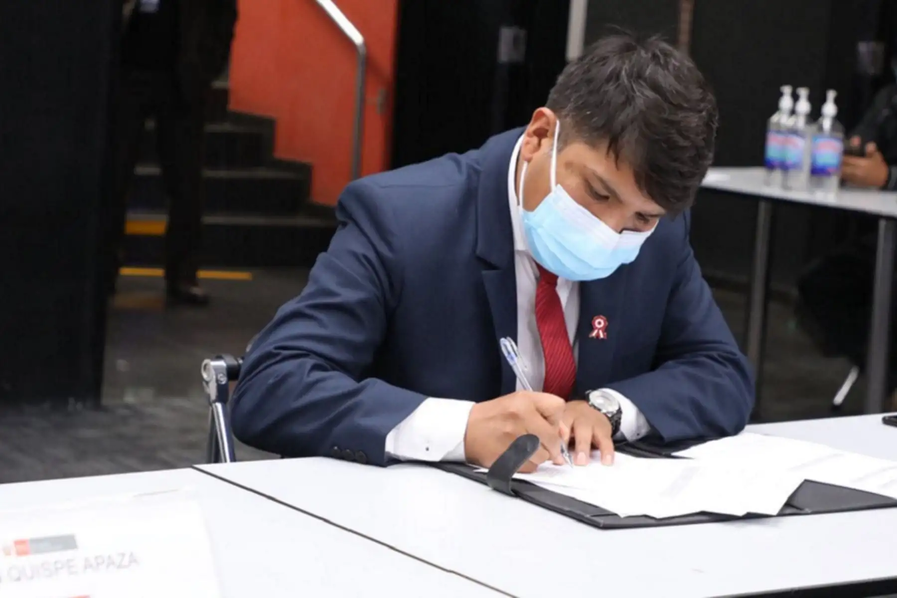 Ministro de la Producción, Yván Quispe, firma Acta de Transferencia de gestión del sector.  Foto: Cortesía.