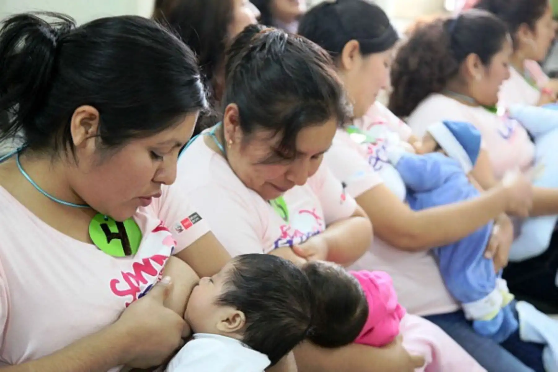 “Mis pechos son pequeños y no producirán leche”, “consumo medicamentos, por eso no puedo dar de lactar”. Estos son algunos de los mitos sobre la lactancia materna que son aclarados por una nutricionista del Inppares. Foto: ANDINA/Difusión
