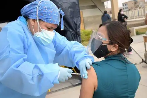 Todas las vacunas protegen eficazmente contra las formas graves de covid-19, reiteraron las autoridades de salud de la región Lambayeque. Foto: ANDINA/Difusión