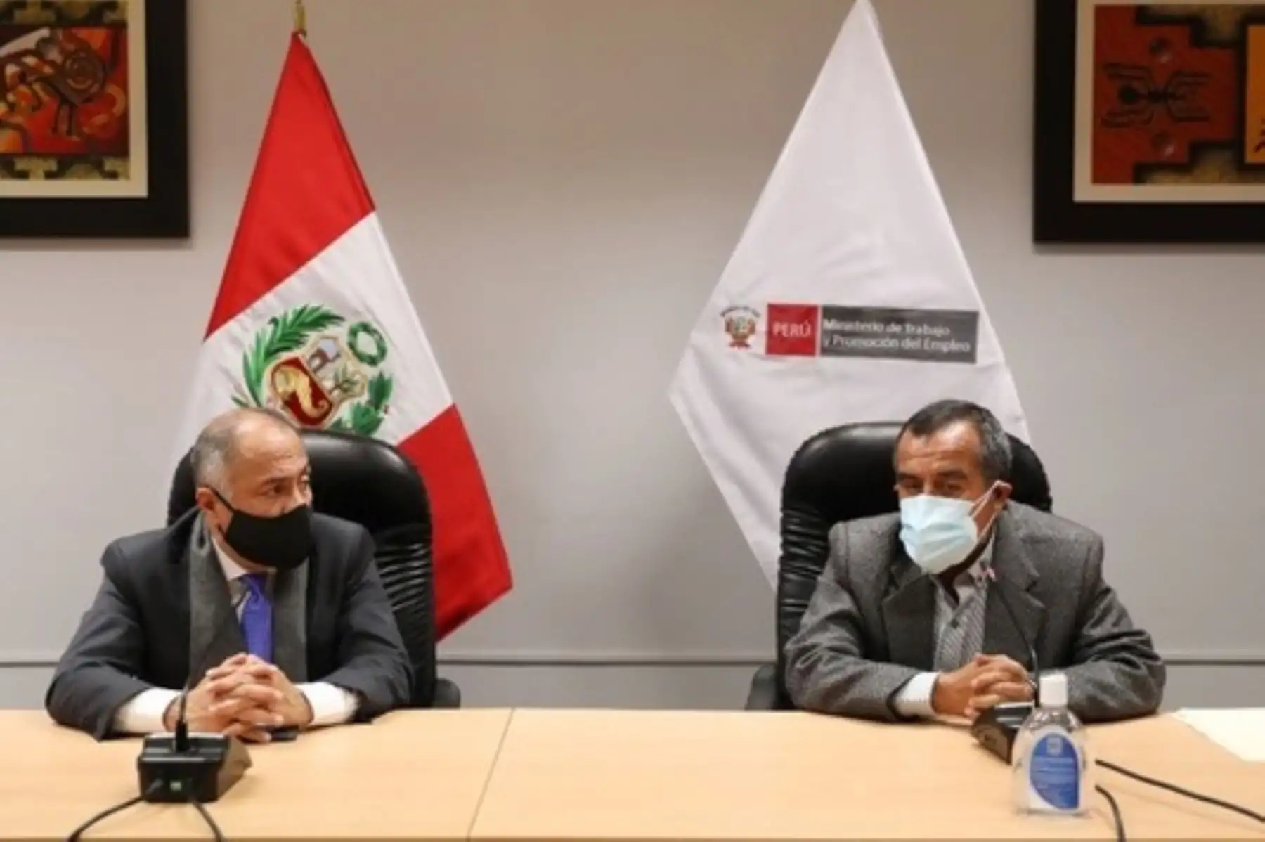 Ministro de Trabajo y Promoción del empleo, Iber Maraví Olarte (derecha) en transferencia de cargo con el exministro del sector, Javier Palacios. Foto: Cortesía.