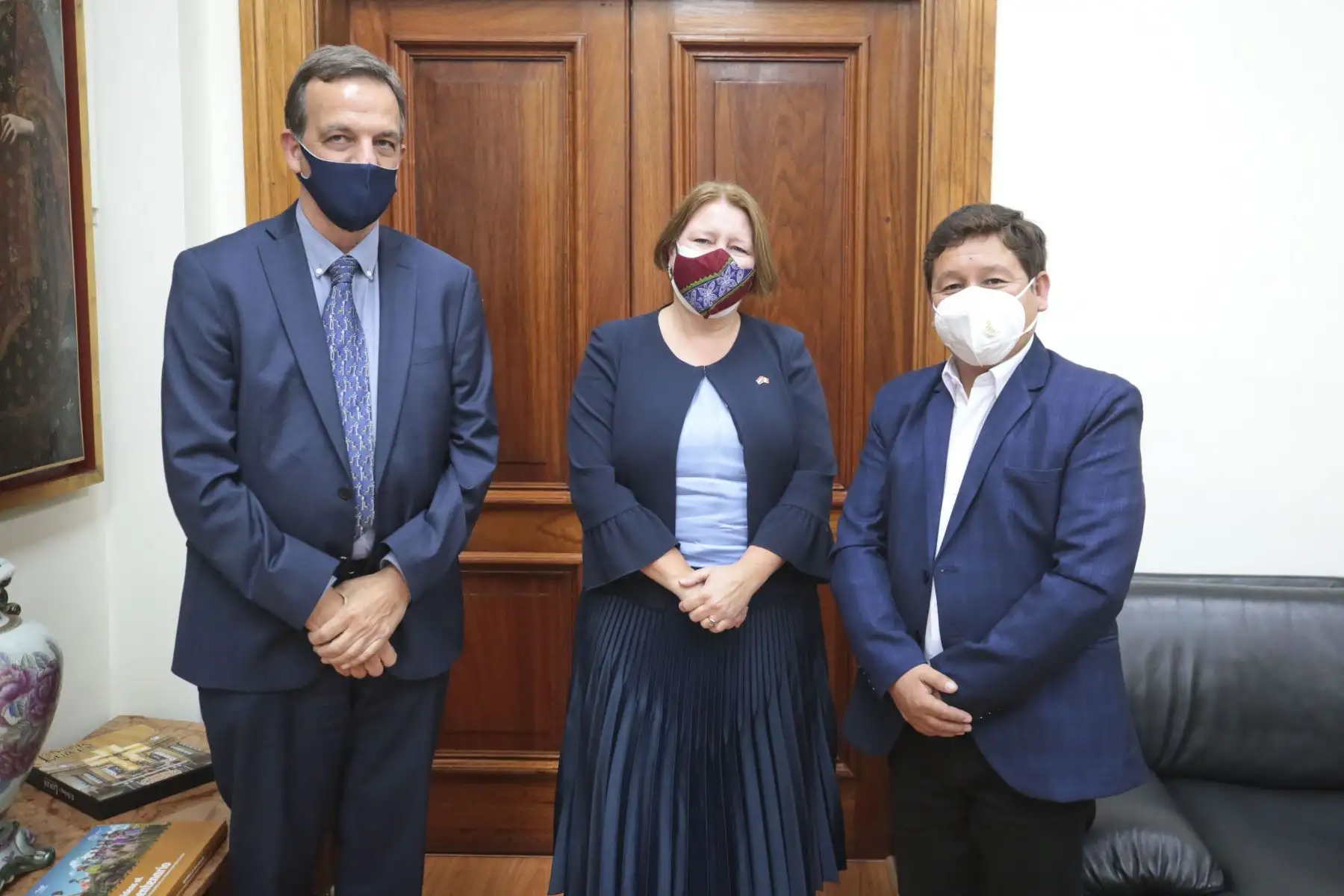 Presidente del Consejo de Ministros, Guido Bellido, se reúne con la embajadora del Reino de los Países Bajos, Nathalie Lintvelt y Jan-Willem Le Grand.
Foto: PCM