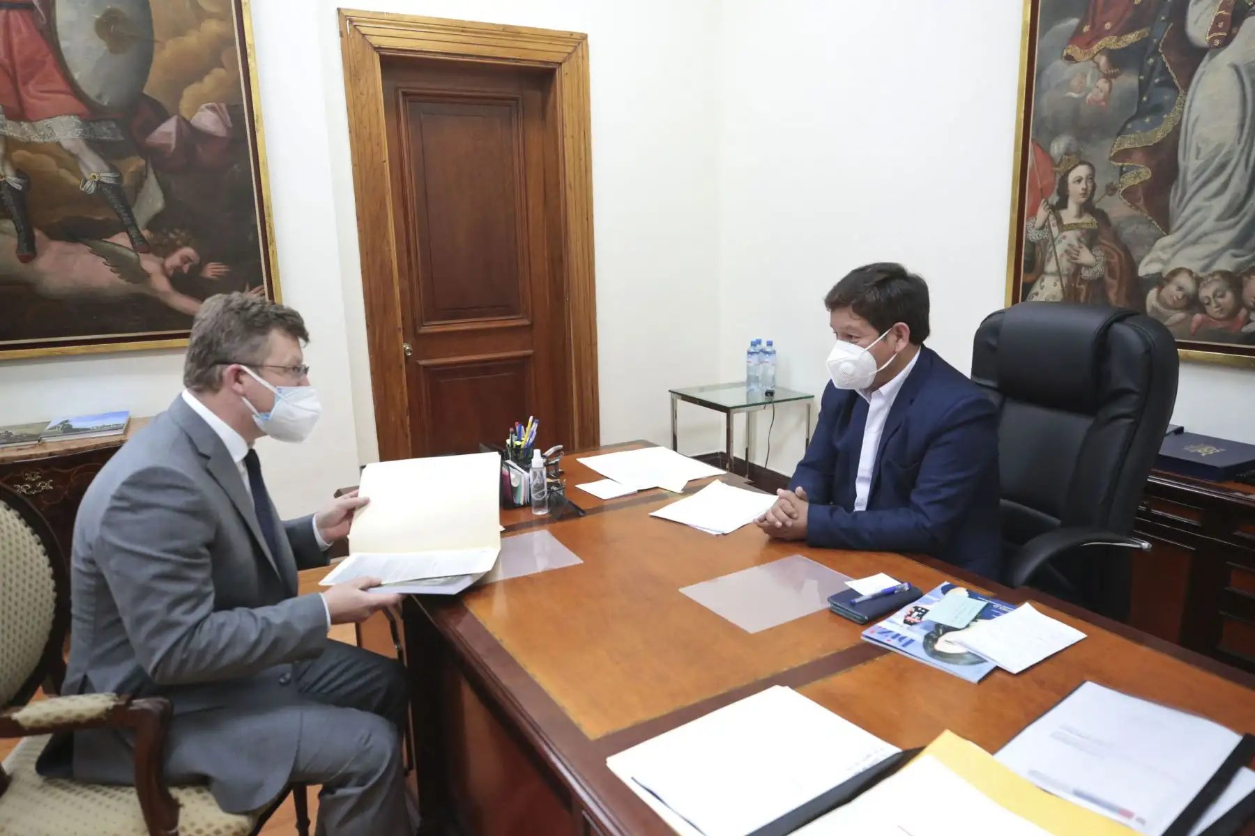 El presidente del Consejo de Ministros, Guido Bellido, se reúne con el Encargado de Negocios de la embajada de Ucrania, Rostyslav Yavorivskyi.
Foto: PCM