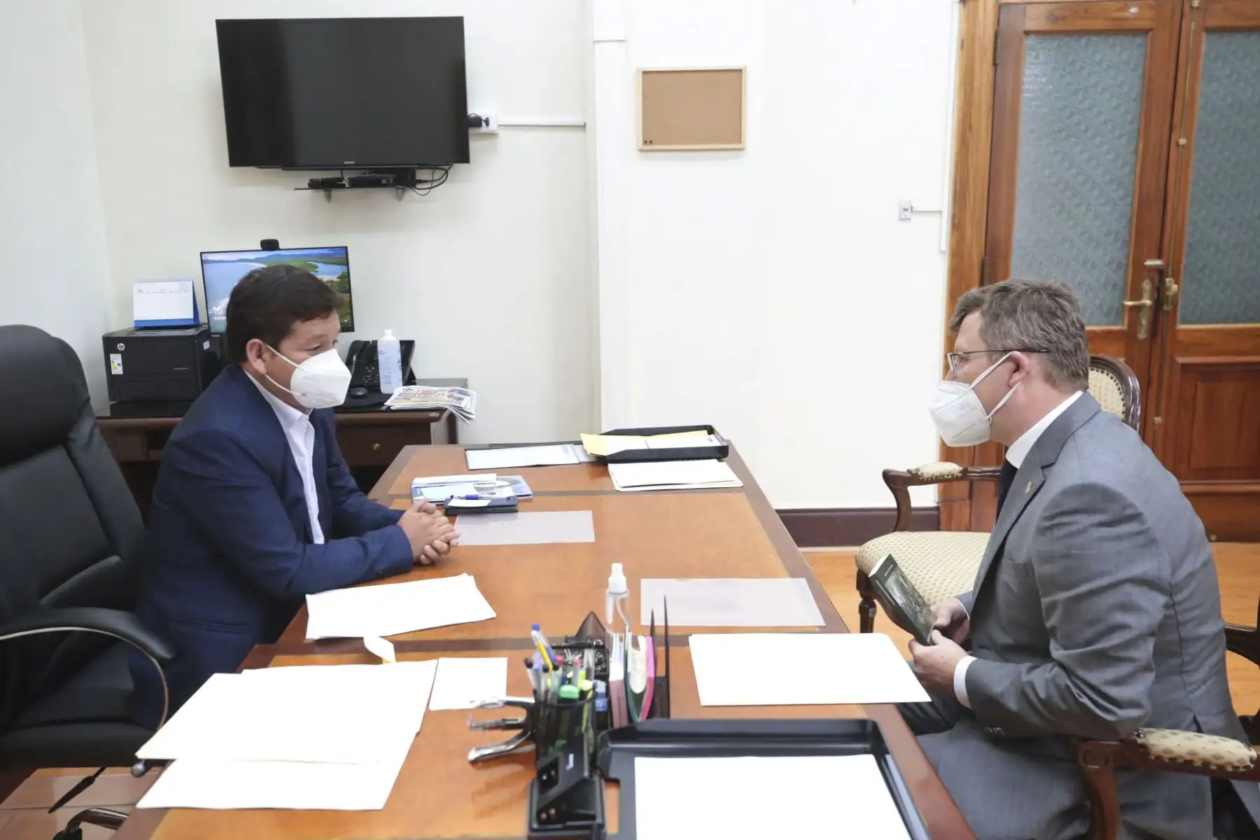 El presidente del Consejo de Ministros, Guido Bellido, se reúne con el Encargado de Negocios de la embajada de Ucrania, Rostyslav Yavorivskyi.
Foto: PCM