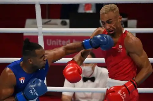 Arlen López se convirtió en doble campeón olímpico con una exhibición en la final del peso semipesado (75-81 kg)