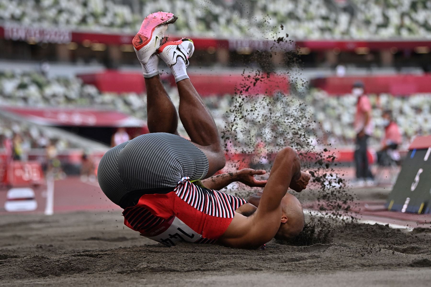 El canadiense Damian Warner compite en el salto de longitud de decatlón masculino durante los Juegos Olímpicos de Tokio 2020.
Foto: AFP