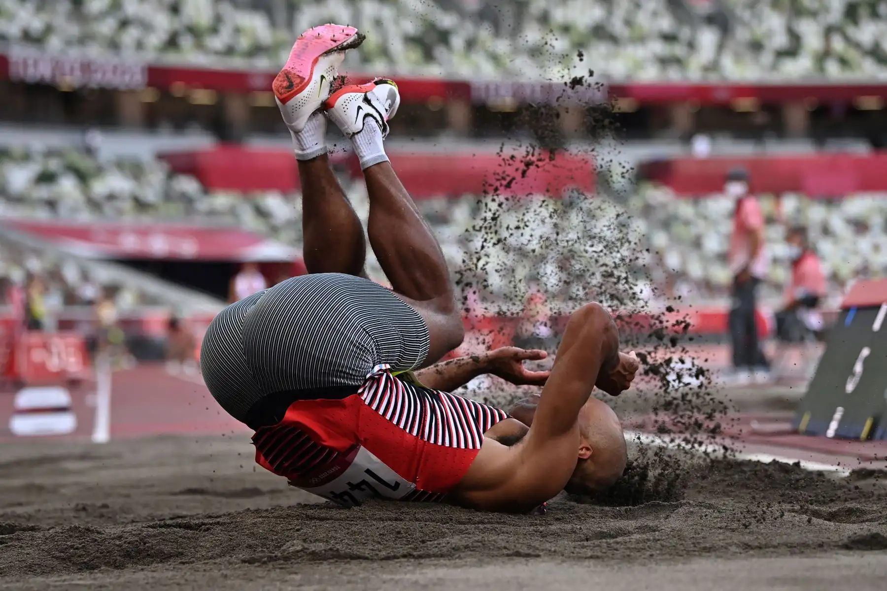 El canadiense Damian Warner compite en el salto de longitud de decatlón masculino durante los Juegos Olímpicos de Tokio 2020.
Foto: AFP