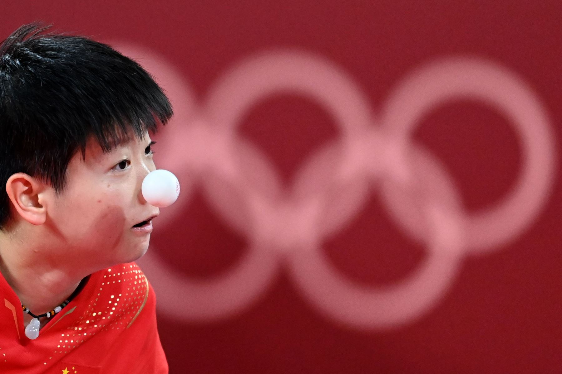 Sun Yingsha de China compite durante la semifinal de tenis de mesa de su equipo femenino en el Gimnasio Metropolitano de Tokio durante los Juegos Olímpicos de Tokio 2020.
Foto: AFP