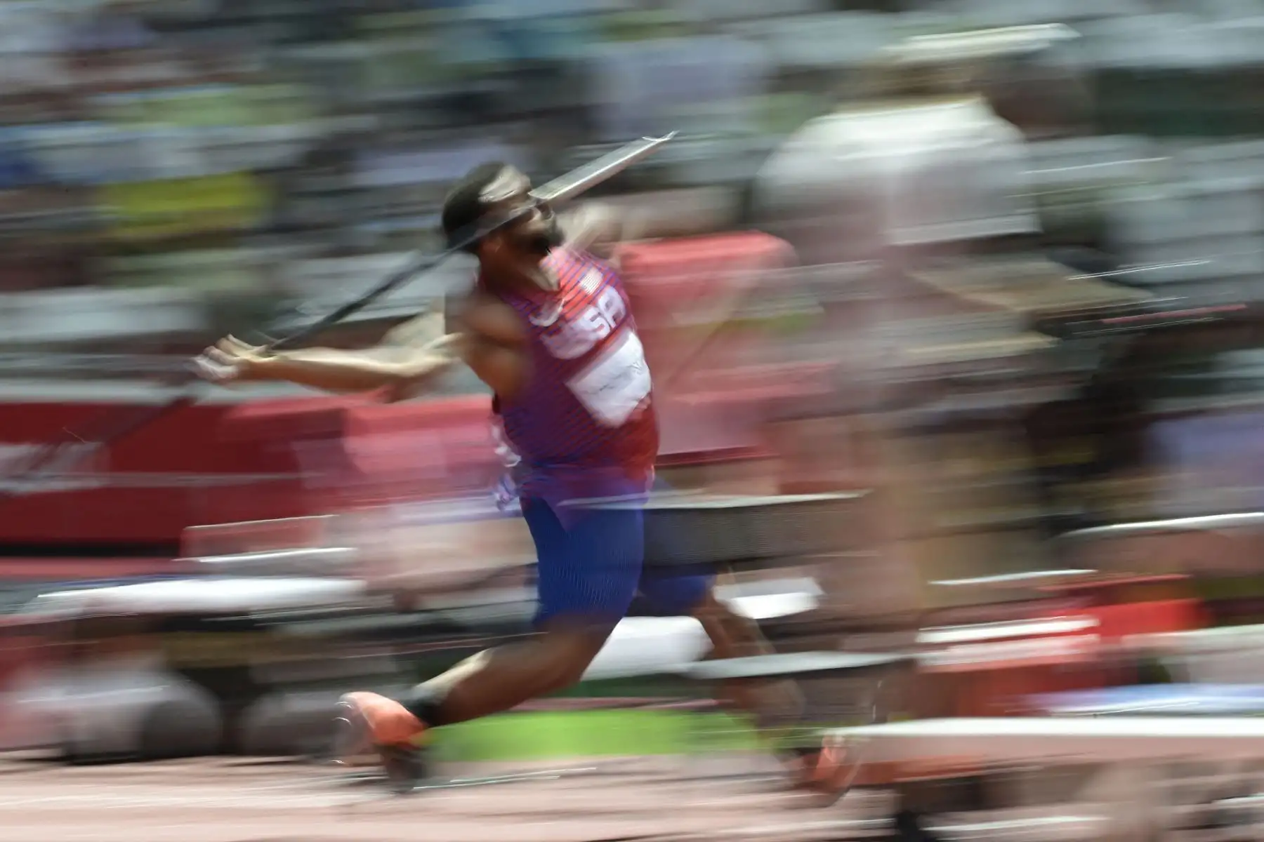 El estadounidense Curtis Thompson compite en la clasificación de lanzamiento de jabalina masculino durante los Juegos Olímpicos de Tokio 2020 en el Estadio Olímpico de Tokio.
Foto: AFP