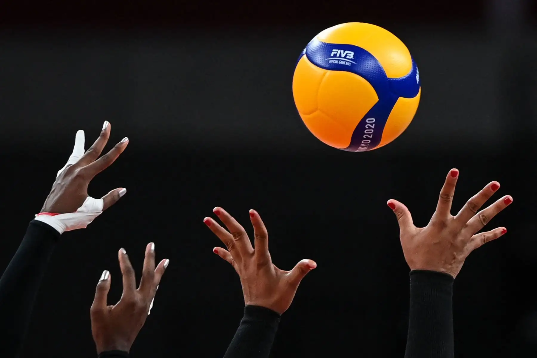 Esta imagen muestra las manos de Brayelin Martinez y Prisilla Rivera Brens de República Dominicana mientras intentan bloquear un tiro en el partido de voleibol femenino de cuartos de final entre Estados Unidos y República Dominicana durante los Juegos Olímpicos de Tokio 2020.
Foto: AFP