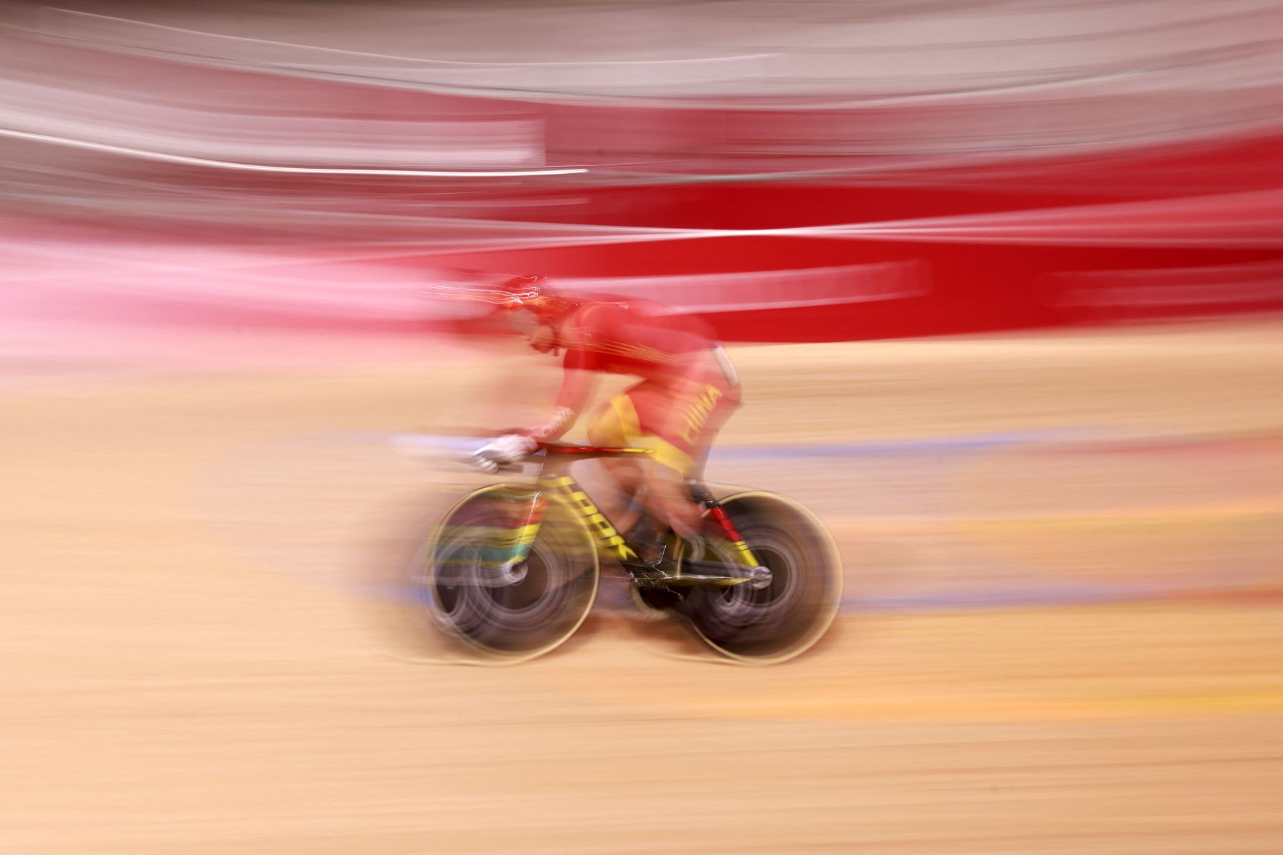 El chino Xu Chao compite en el evento clasificatorio de ciclismo en pista masculino durante los Juegos Olímpicos de Tokio 2020 en el Velódromo de Izu en Izu, Japón.
Foto: AFP