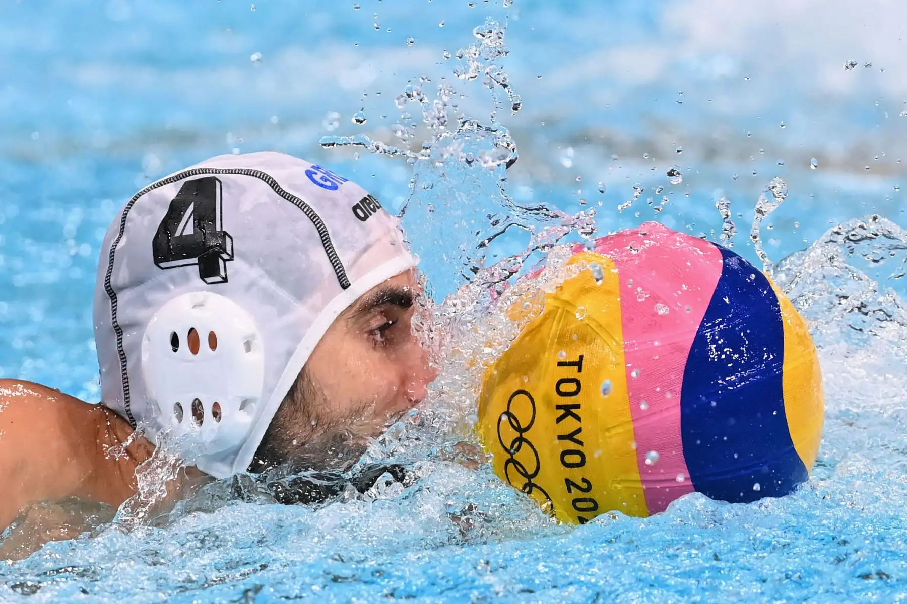 El griego Marios Kapotsis nada con el balón durante el partido de cuartos de final de waterpolo masculino de los Juegos Olímpicos de Tokio 2020 entre Grecia y Montenegro en el Tatsumi Water Polo Center en Tokio.
Foto: AFP
