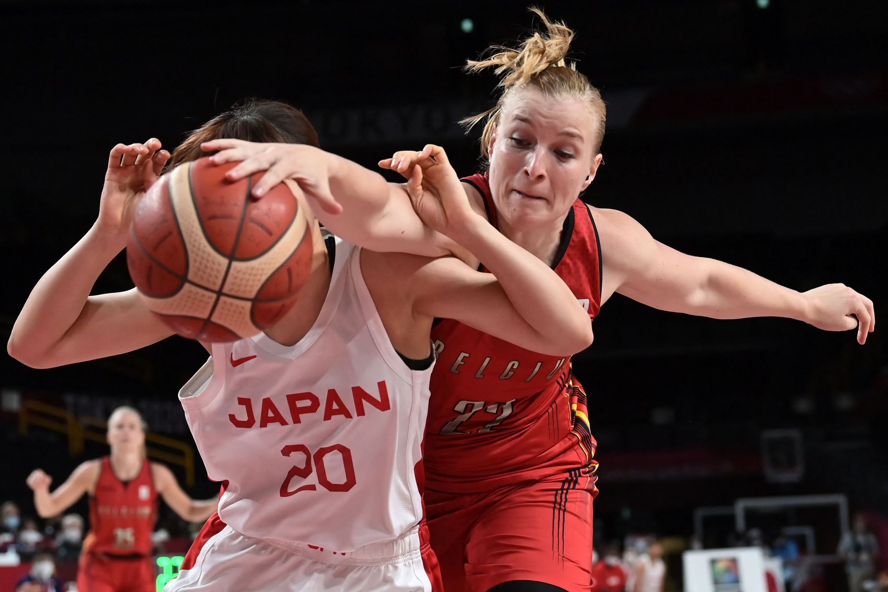 La belga Hanne Mestdagh  pelea por el balón con la japonesa Nanako Todo en el partido de cuartos de final de baloncesto femenino entre Japón y Bélgica durante los Juegos Olímpicos de Tokio 2020.
Foto: AFP