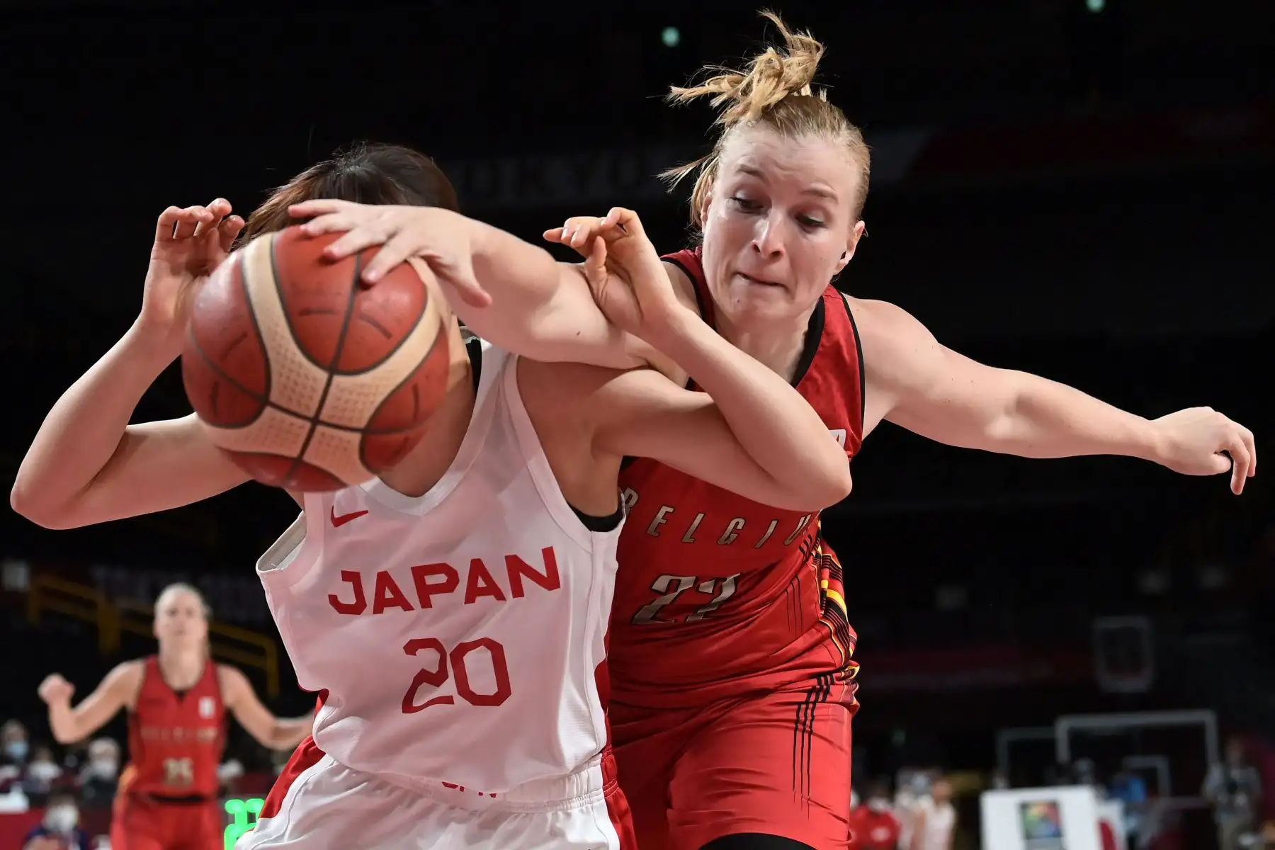 La belga Hanne Mestdagh  pelea por el balón con la japonesa Nanako Todo en el partido de cuartos de final de baloncesto femenino entre Japón y Bélgica durante los Juegos Olímpicos de Tokio 2020.
Foto: AFP
