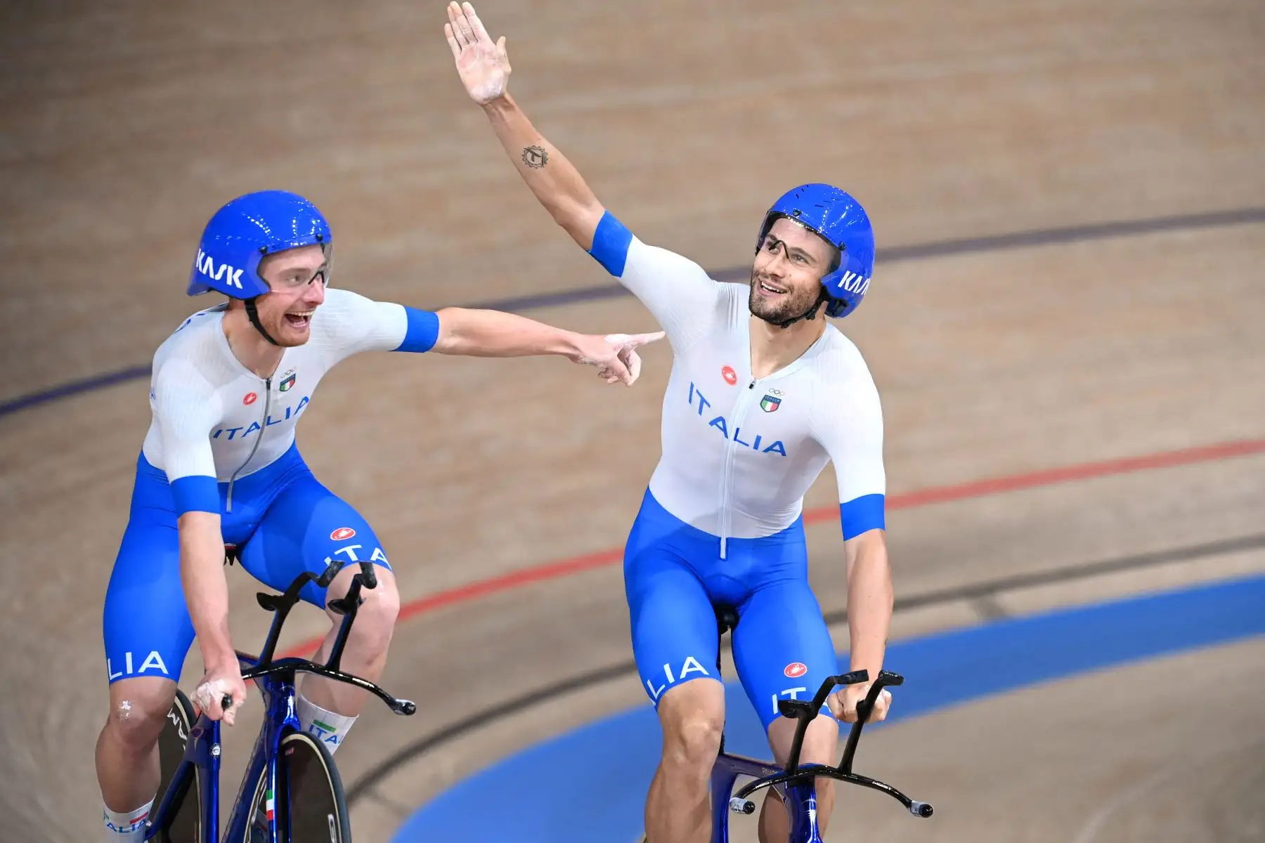 La italiana Simone Consonni y el italiano Filippo Ganna celebran después de ganar el oro y establecer un nuevo récord mundial en las finales de persecución por equipos de ciclismo en pista masculino durante los Juegos Olímpicos de Tokio 2020.
Foto: AFP