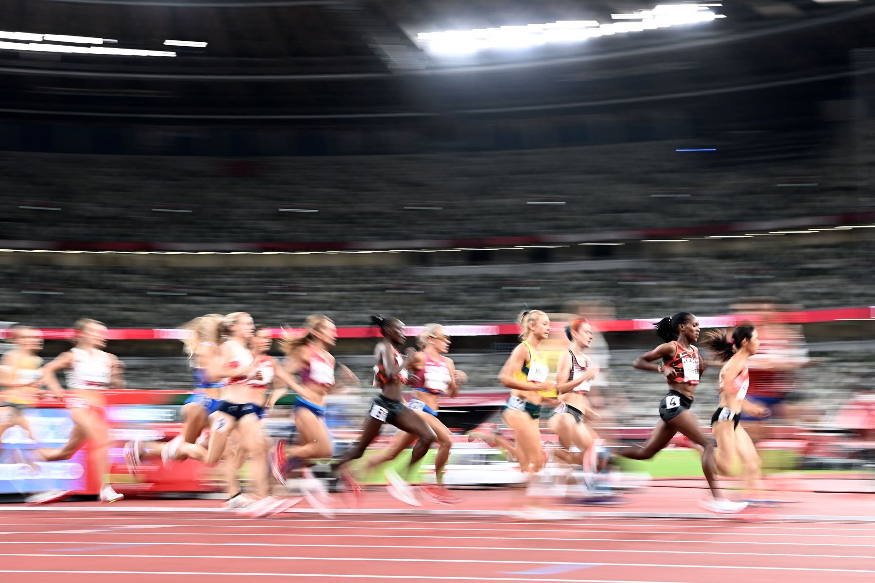 Faith Kipyegon de Kenia  compite para ganar las semifinales femeninas de 1500 m durante los Juegos Olímpicos de Tokio 2020 en el Estadio Olímpico de Tokio.
Foto: AFP