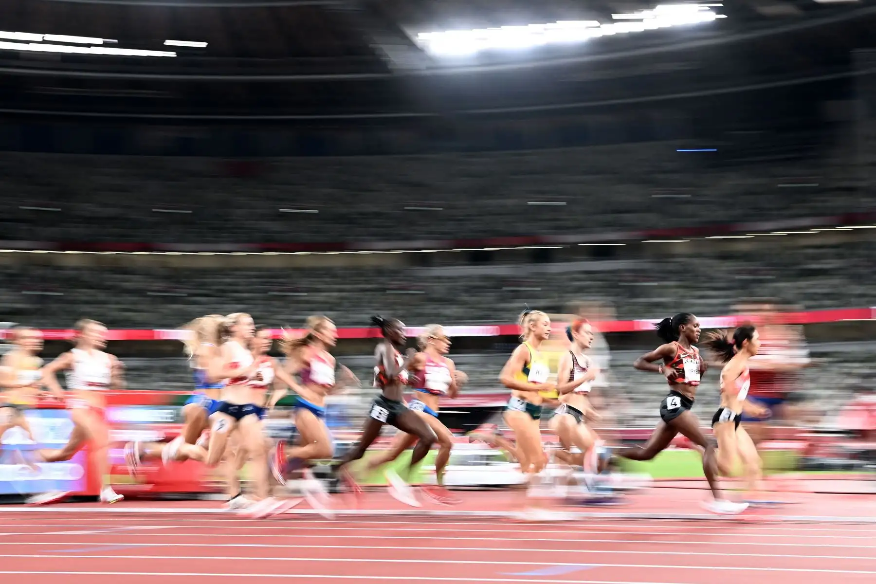 Faith Kipyegon de Kenia  compite para ganar las semifinales femeninas de 1500 m durante los Juegos Olímpicos de Tokio 2020 en el Estadio Olímpico de Tokio.
Foto: AFP