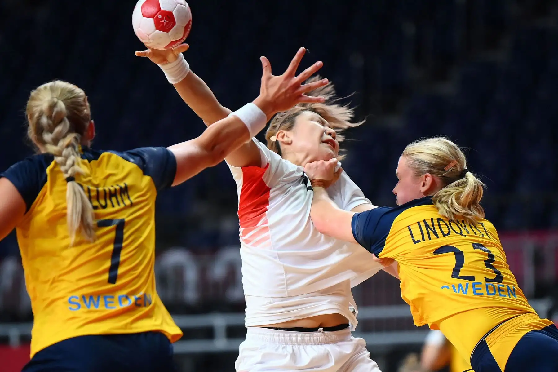 El lateral izquierdo de Corea del Sur, Kim Jinyi , compite con el lateral derecho de Suecia Emma Lindqvist  y el pivote de Suecia Linn Blohm durante el partido de balonmano femenino de cuartos de final entre Suecia y Corea del Sur de los Juegos Olímpicos de Tokio 2020.
Foto: AFP