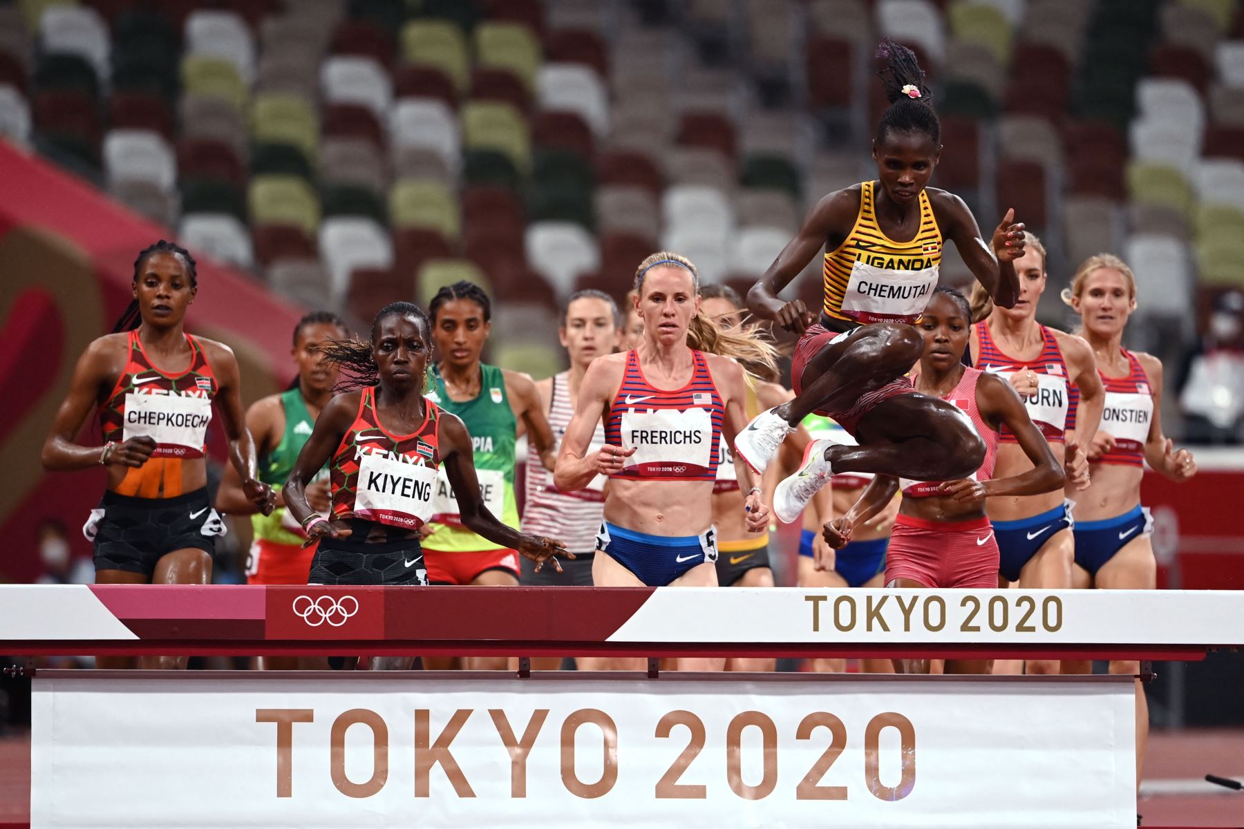 Los atletas compiten en la final femenina de carrera de obstáculos de 3000 m durante los Juegos Olímpicos de Tokio 2020.
Foto: AFP
