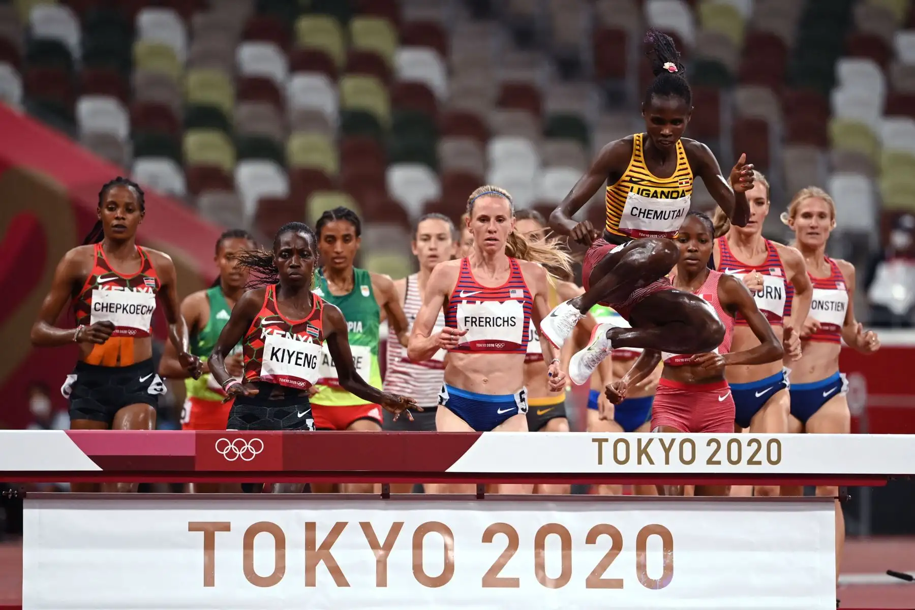 Los atletas compiten en la final femenina de carrera de obstáculos de 3000 m durante los Juegos Olímpicos de Tokio 2020.
Foto: AFP