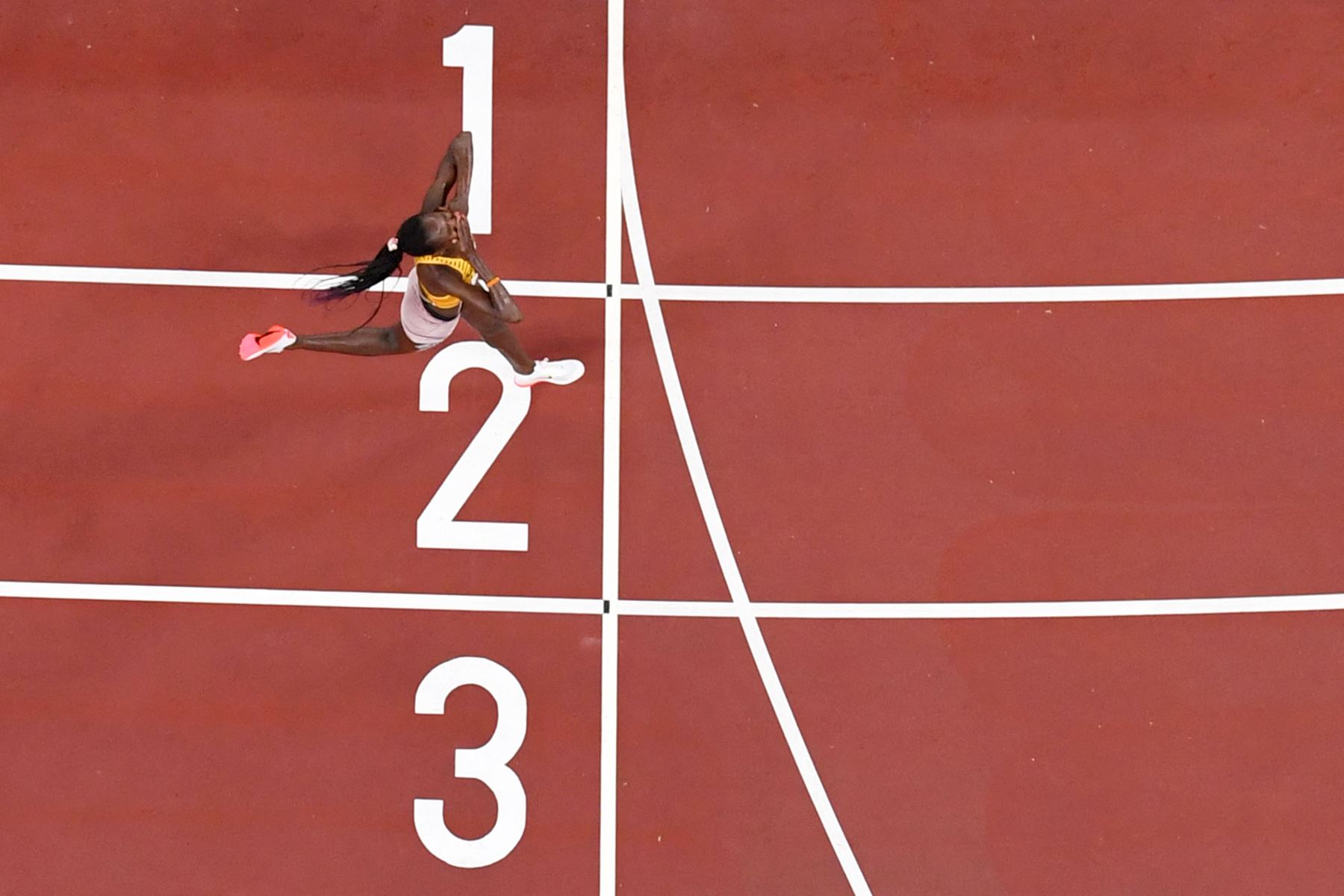 Peruth Chemutai de Uganda reacciona después de ganar la final femenina de carrera de obstáculos de 3000 m durante los Juegos Olímpicos de Tokio 2020.
Foto: AFP
