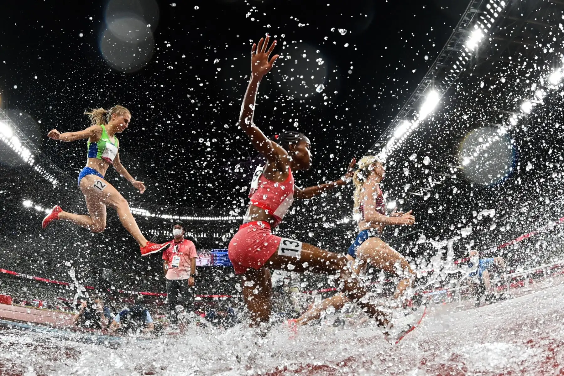 Los atletas compiten en la final femenina de carrera de obstáculos de 3000 m durante los Juegos Olímpicos de Tokio 2020 en el Estadio Olímpico de Tokio.
Foto: AFP