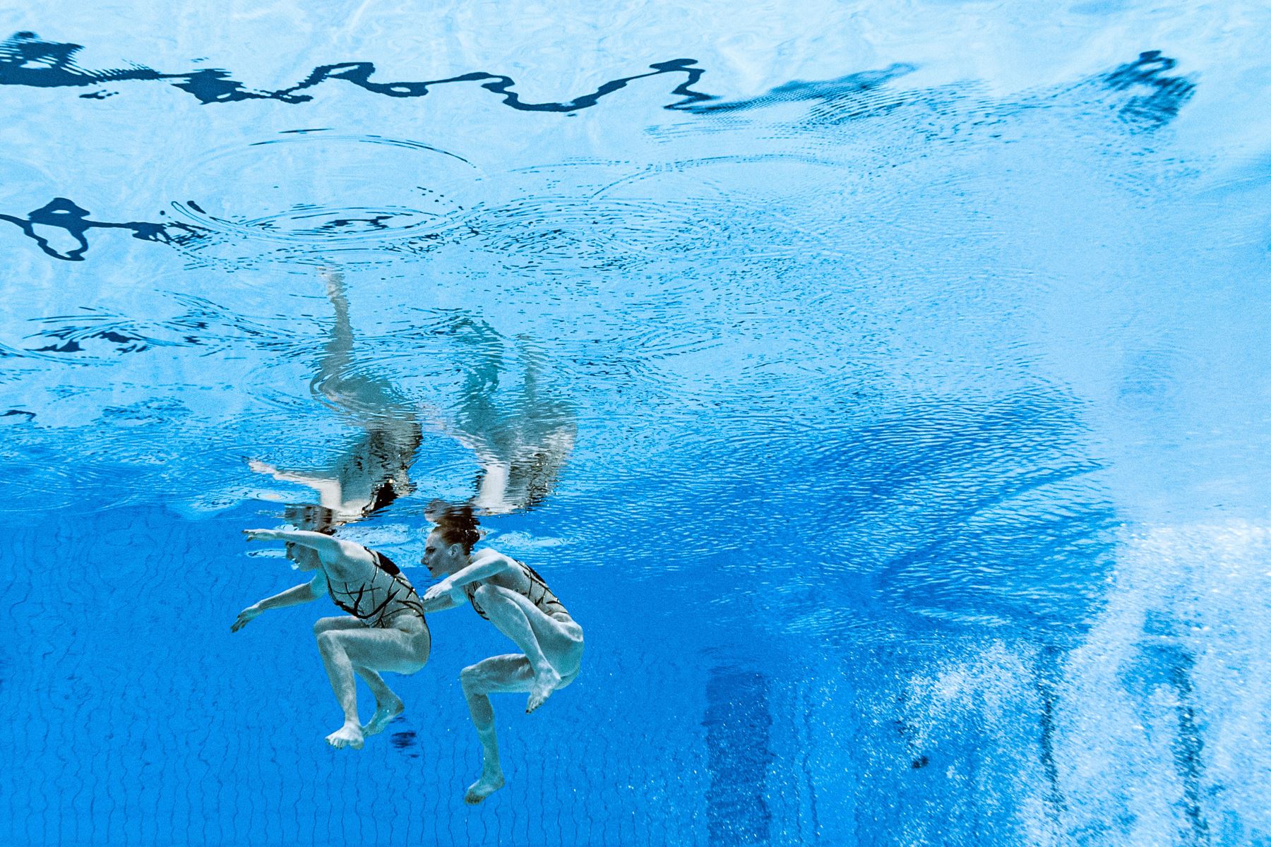 Una vista submarina muestra a Svetlana Kolesnichenko de Rusia y Svetlana Romashina de Rusia mientras compiten para ganar la final del evento de natación artística de rutina libre a dúo de mujeres durante los Juegos Olímpicos de Tokio 2020.
Foto: AFP