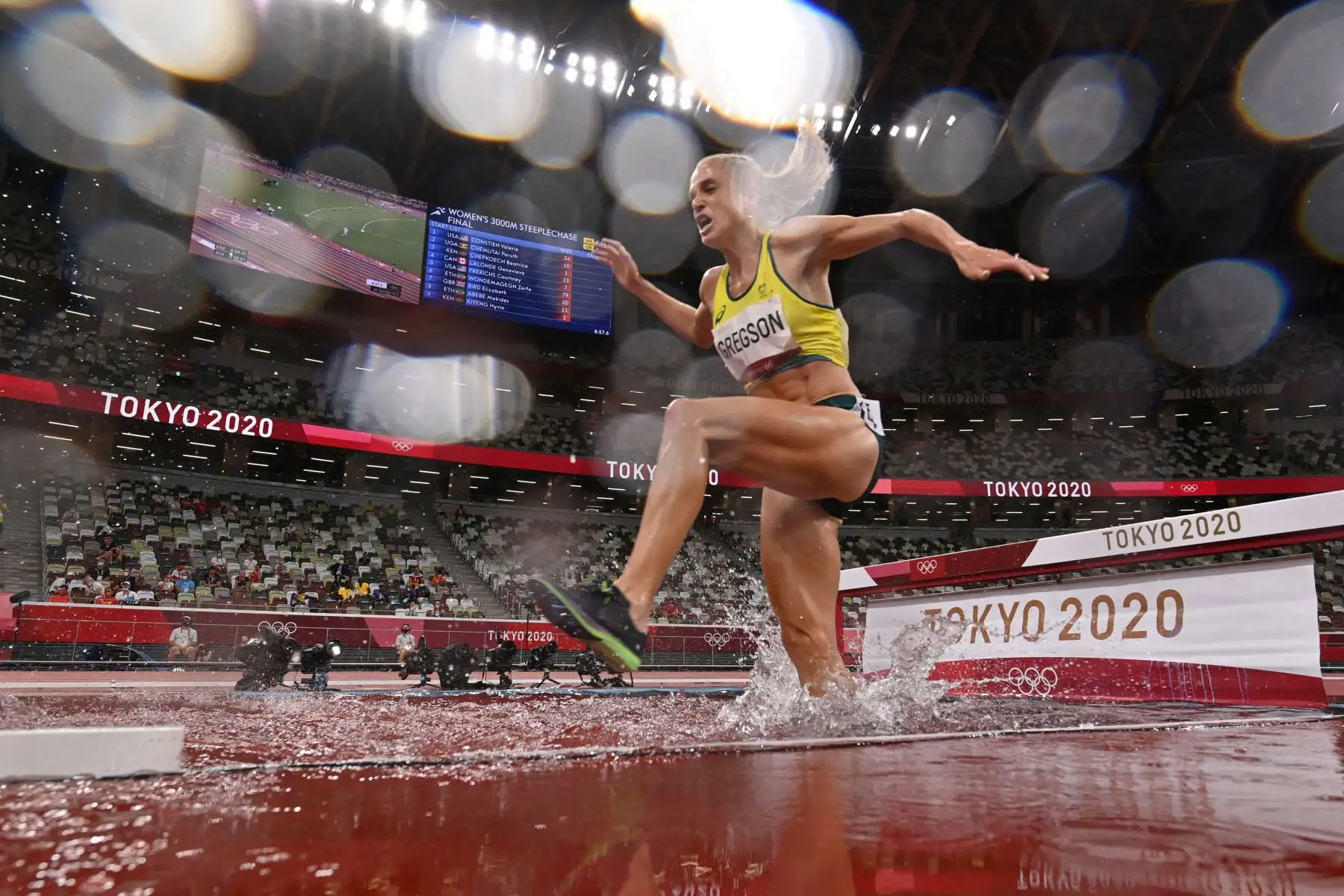 La australiana Genevieve Gregson se lesiona durante la final femenina de carrera de obstáculos de 3000 m durante los Juegos Olímpicos de Tokio 2020.
Foto: AFP