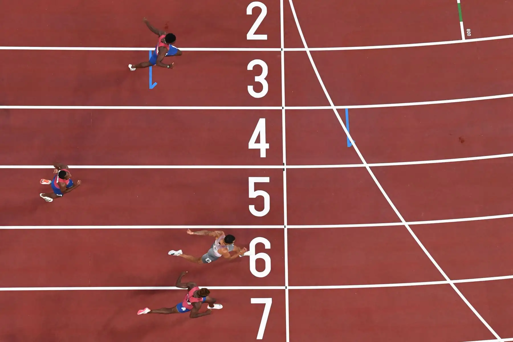 El canadiense Andre De Grasse  cruza la línea de meta para ganar la final masculina de 200 metros durante los Juegos Olímpicos de Tokio 2020.
Foto: AFP