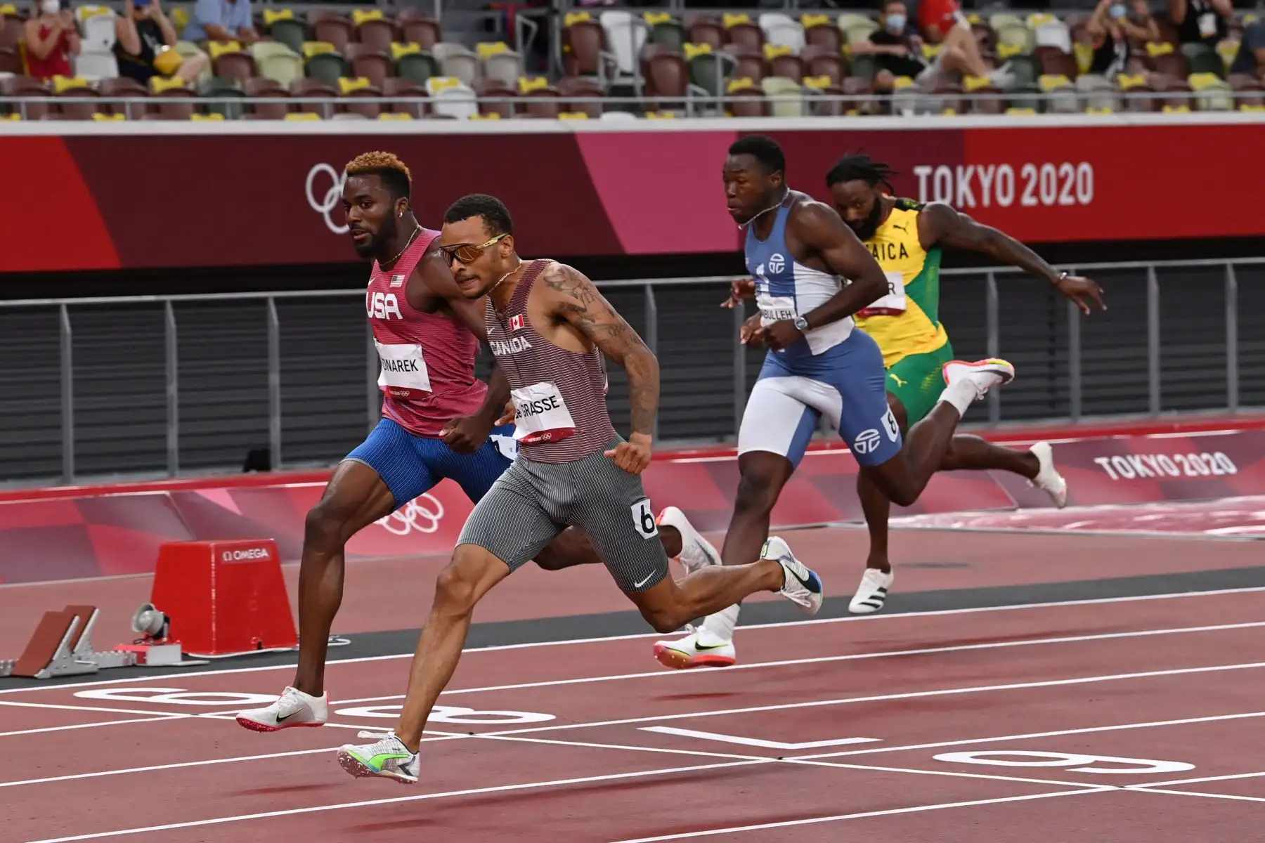 El canadiense Andre De Grasse cruza la línea de meta para ganar seguido por el estadounidense Kenneth Bednarek. En la final masculina de 200 metros durante los Juegos Olímpicos de Tokio 2020.
Foto: AFP