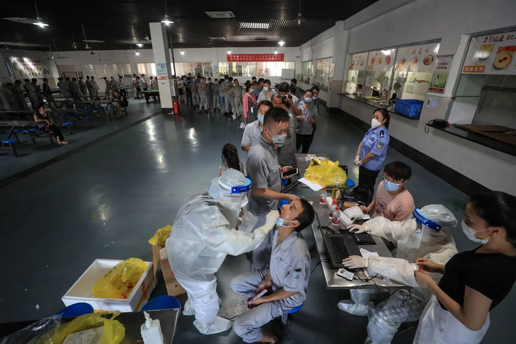 Un trabajador recibe una prueba de ácido nucleico para el covid-19 en el comedor de una fábrica de piezas de automóviles en Wuhan, en la provincia central de Hubei, China.
Foto: AFP