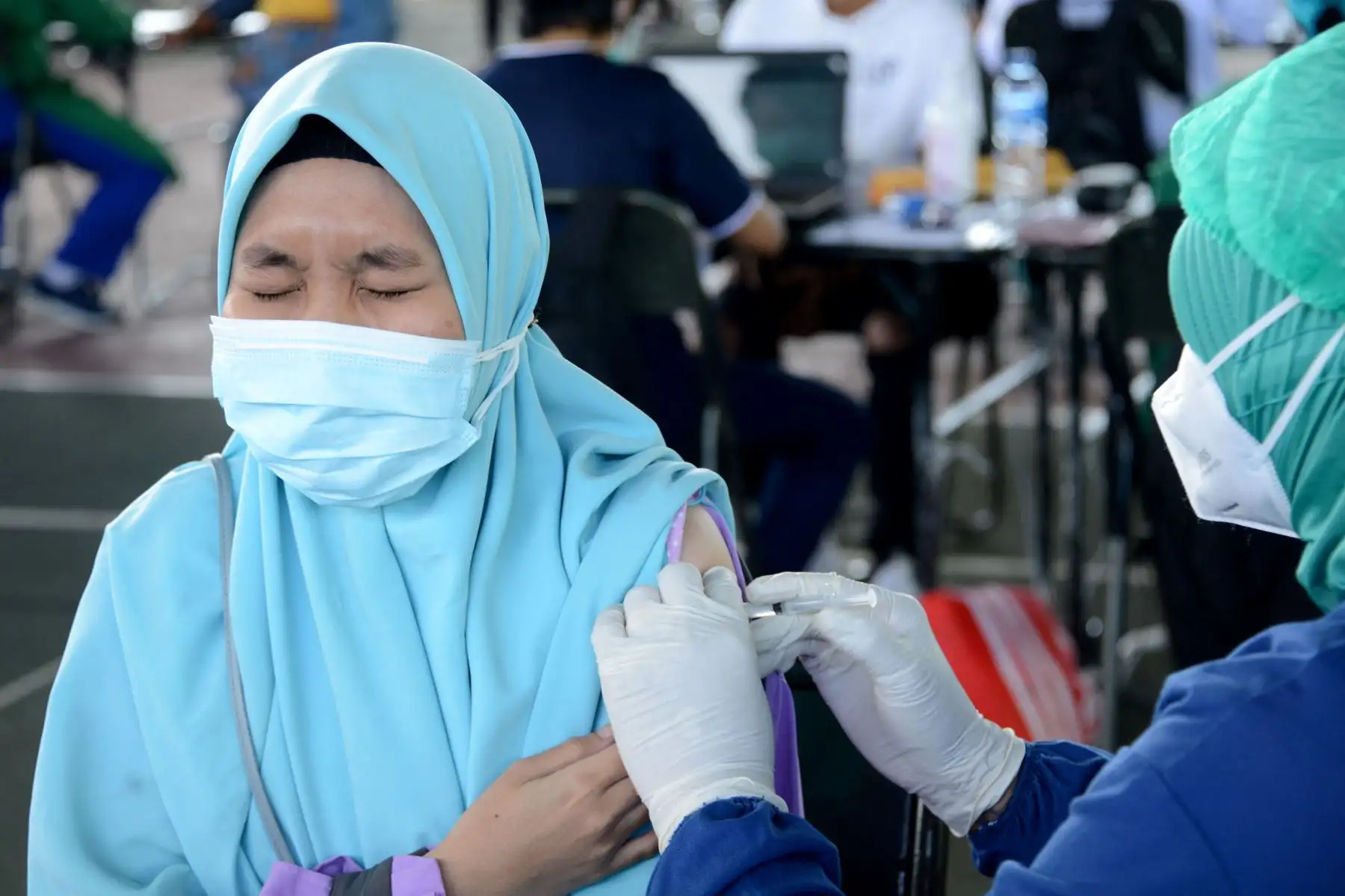 Una mujer recibe la vacuna contra el coronavirus durante una vacunación masiva en el Comando Regional Militar Praja Raksaka Udayana en Denpasar, en la isla turística de Bali, Indonesia.
Foto: AFP