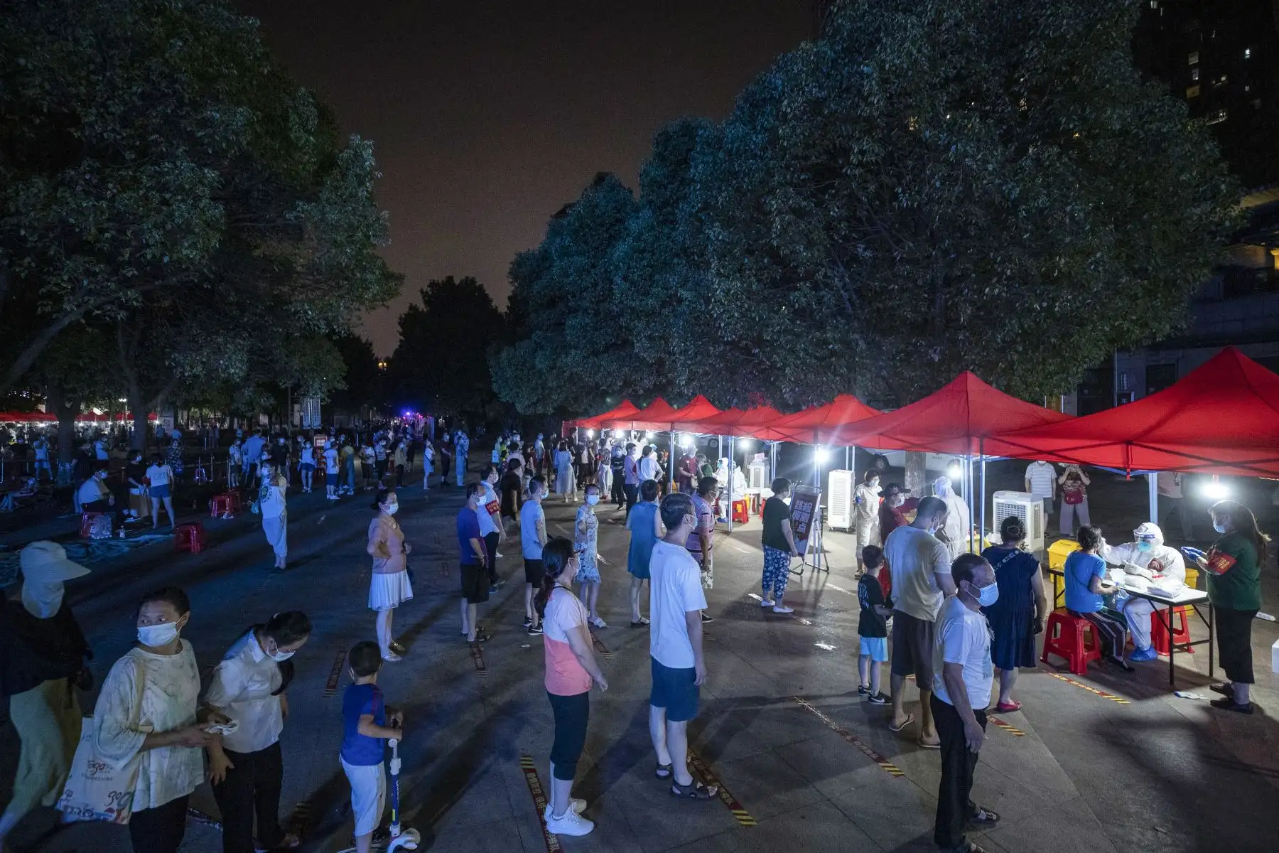 Muestra a los residentes haciendo cola para realizar la prueba del coronavirus  en Wuhan, en la provincia central china de Hubei. 
Foto: AFP