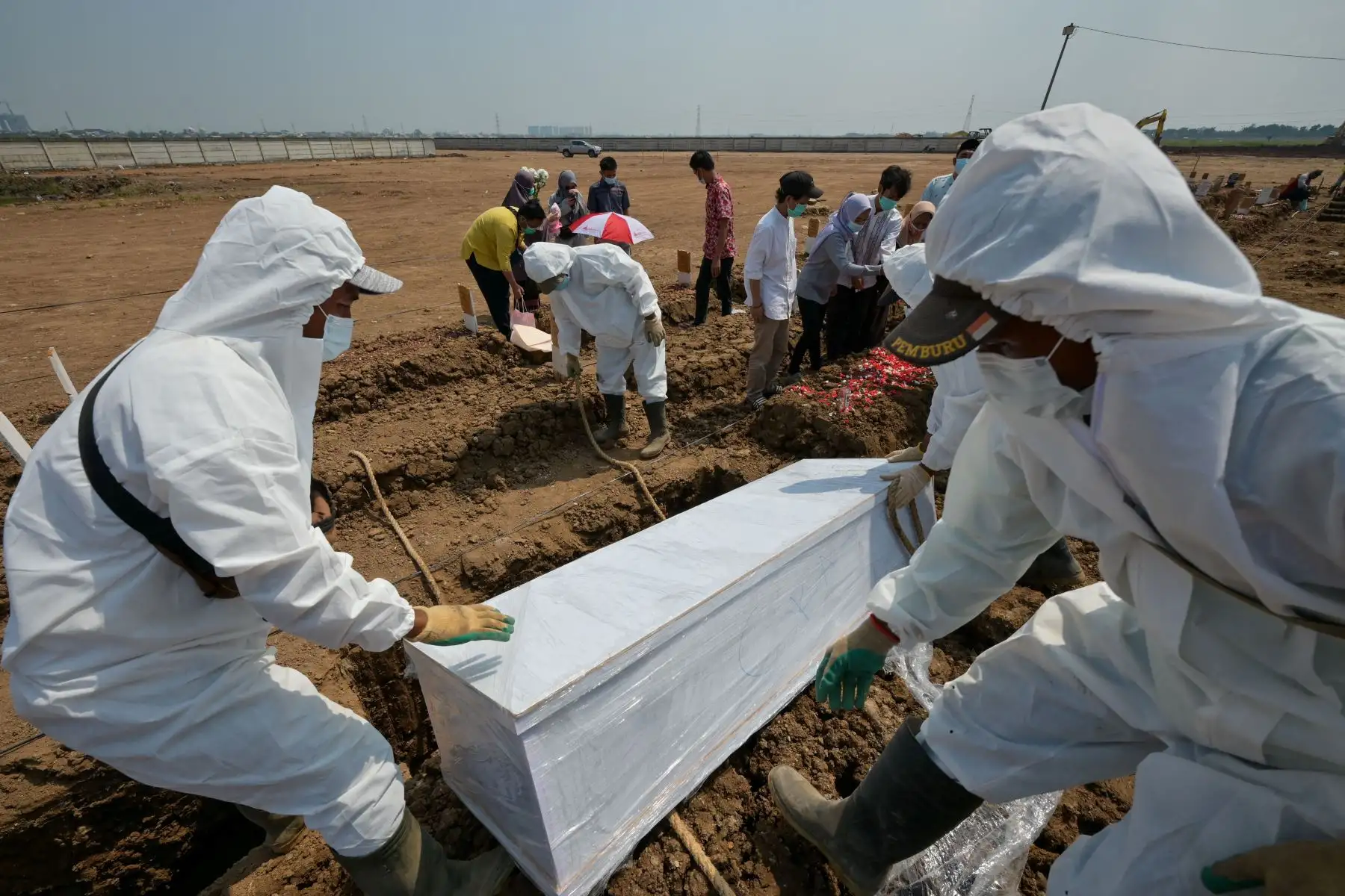 Los trabajadores funerarios entierran a una víctima del coronavirus Covid-19 en el cementerio de Rorotan en Yakarta.
Foto: AFP