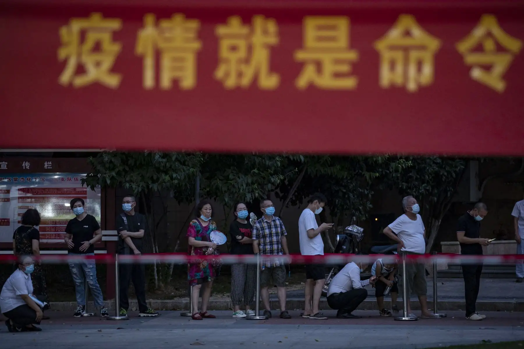Muestra a los residentes haciendo cola para realizar la prueba del coronavirus en Wuhan, en la provincia central china de Hubei.
Foto: AFP