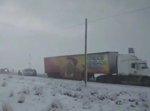 Una intensa nevada cayó en la carretera Arequipa-Puno, bloqueando el tránsito en la vía. El fenómeno afectó a cientos de vehículos.