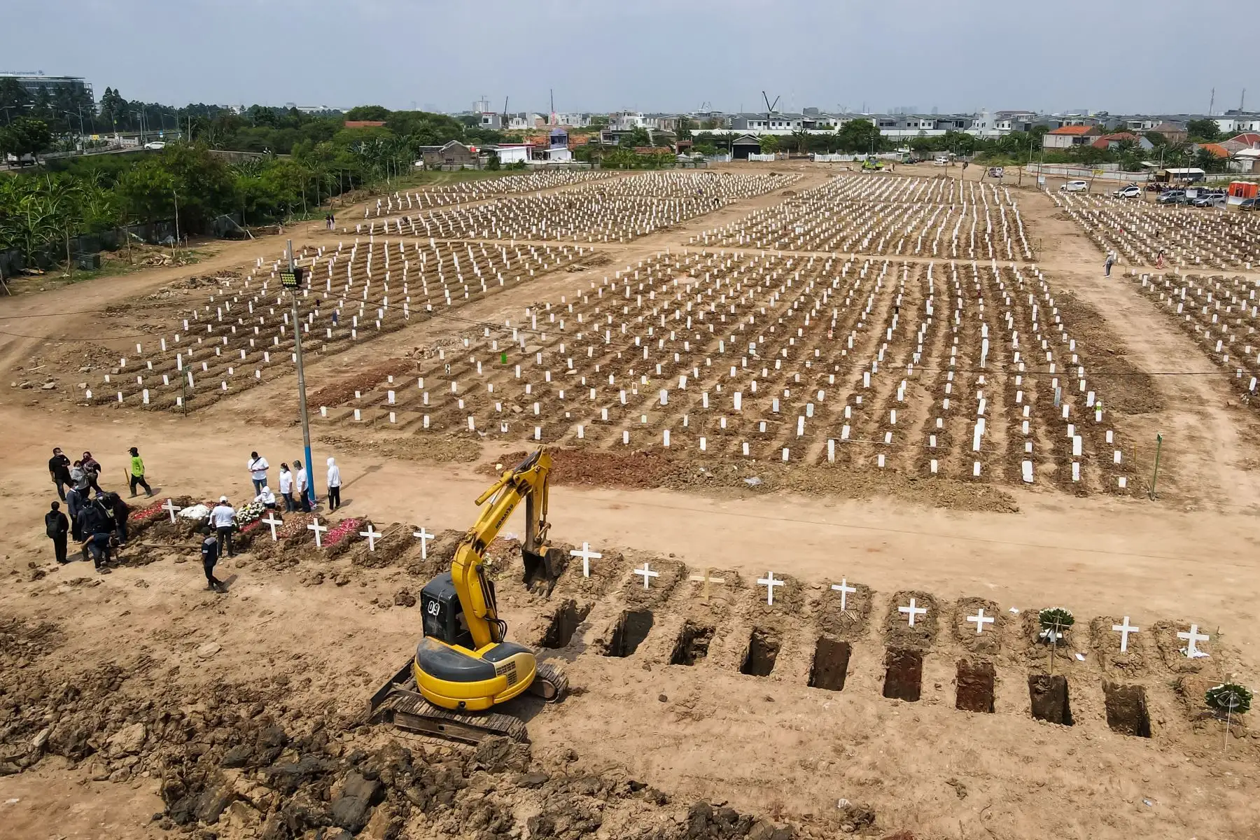 Muestra las tumbas de las víctimas del coronavirus en el cementerio de Rorotan en Yakarta.
Foto: AFP