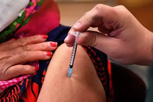 El titular de Salud remarcó que el Perú se encuentra en franca carrera contra el tiempo, porque las posibilidades de tener una tercera ola en setiembre son sumamente altas. Foto: AFP.