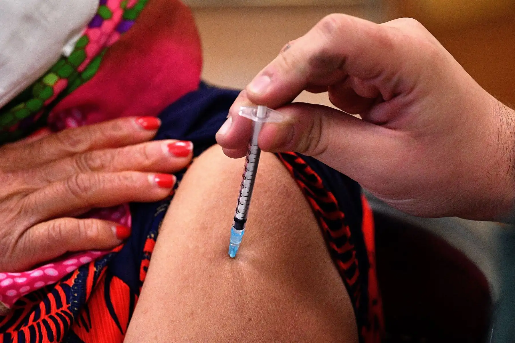 El titular de Salud remarcó que el Perú se encuentra en franca carrera contra el tiempo, porque las posibilidades de tener una tercera ola en setiembre son sumamente altas. Foto: AFP.