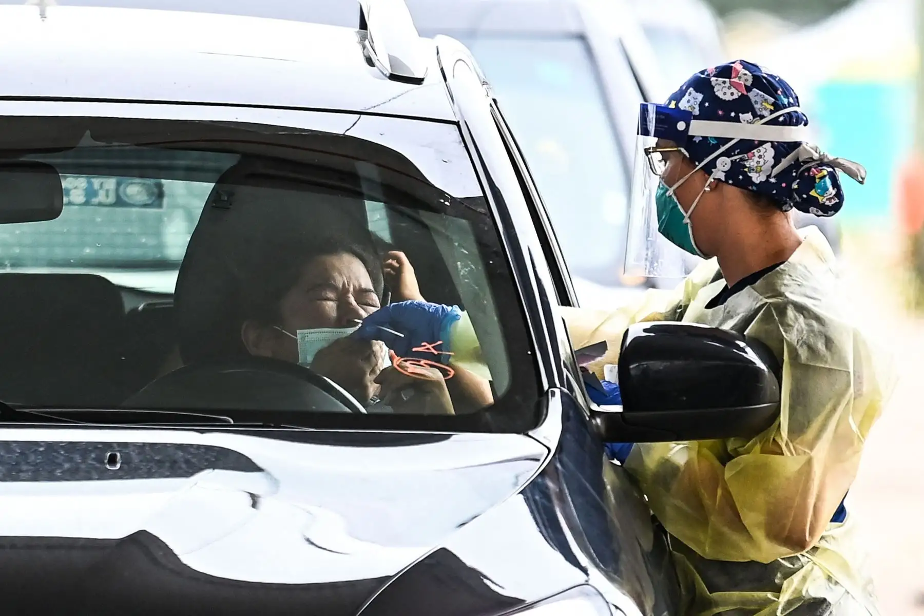 Personal médico realiza las pruebas de covid-19 en un sitio "drive-through" en Miami. gravedad del brote.
Foto: AFP